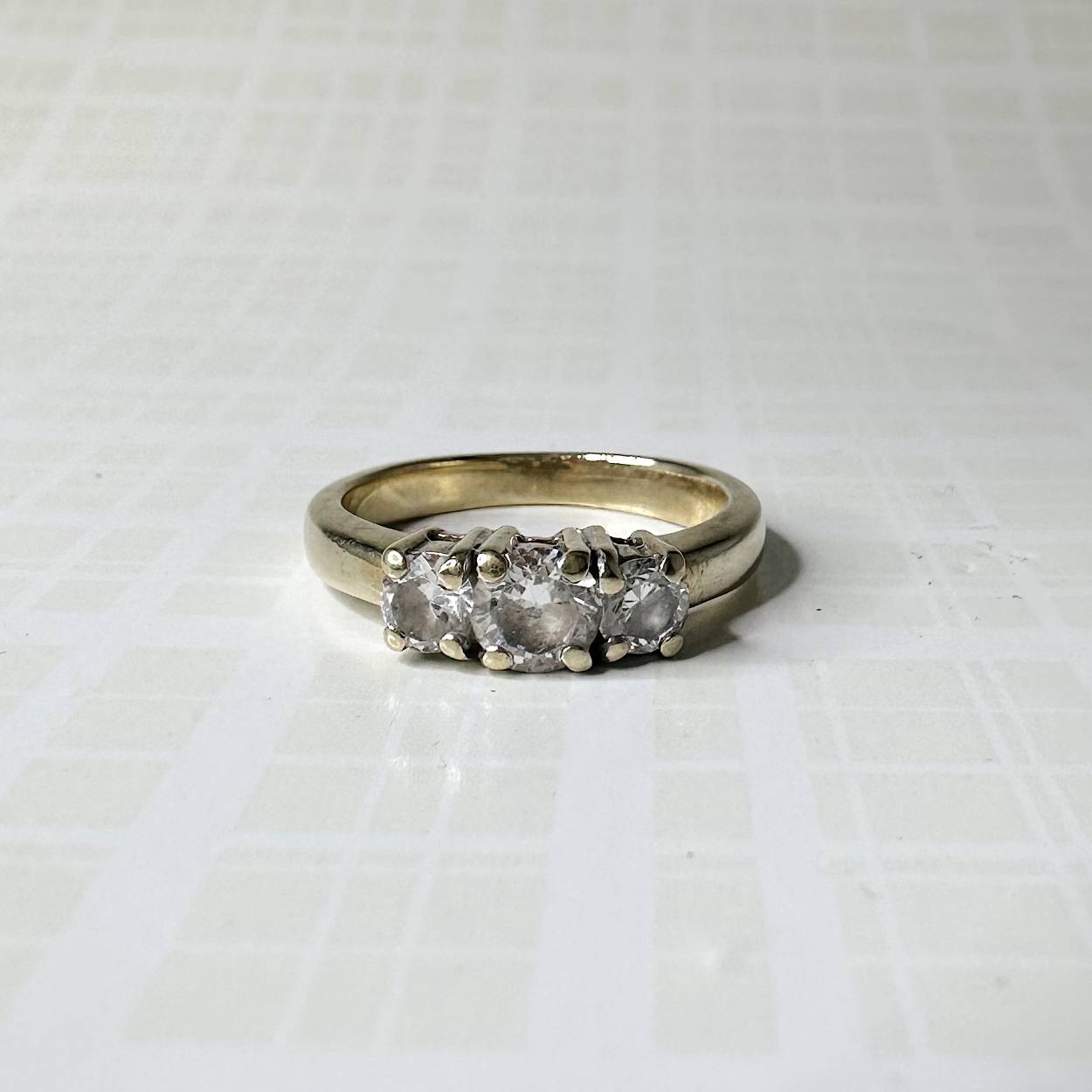 Deze prachtige vintage, gouden ring is uitgevoerd met drie sprankelende zirkonia met briljant als slijpvorm. De ring is beschikbaar op de maat 55