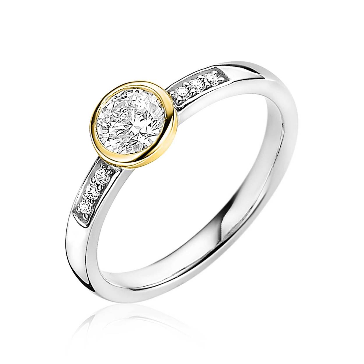 ZINZI zilveren aanschuifring met kleine witte zirconia's in de scheen en een grotere ronde geelgoudkleurige topzetting, bezet met een grote witte zirconia. Gemakkelijk te combineren met andere zilveren Zinzi ringen. De ring is vervaardigd van eerste gehalte zilver (925) en extra geelverguld.