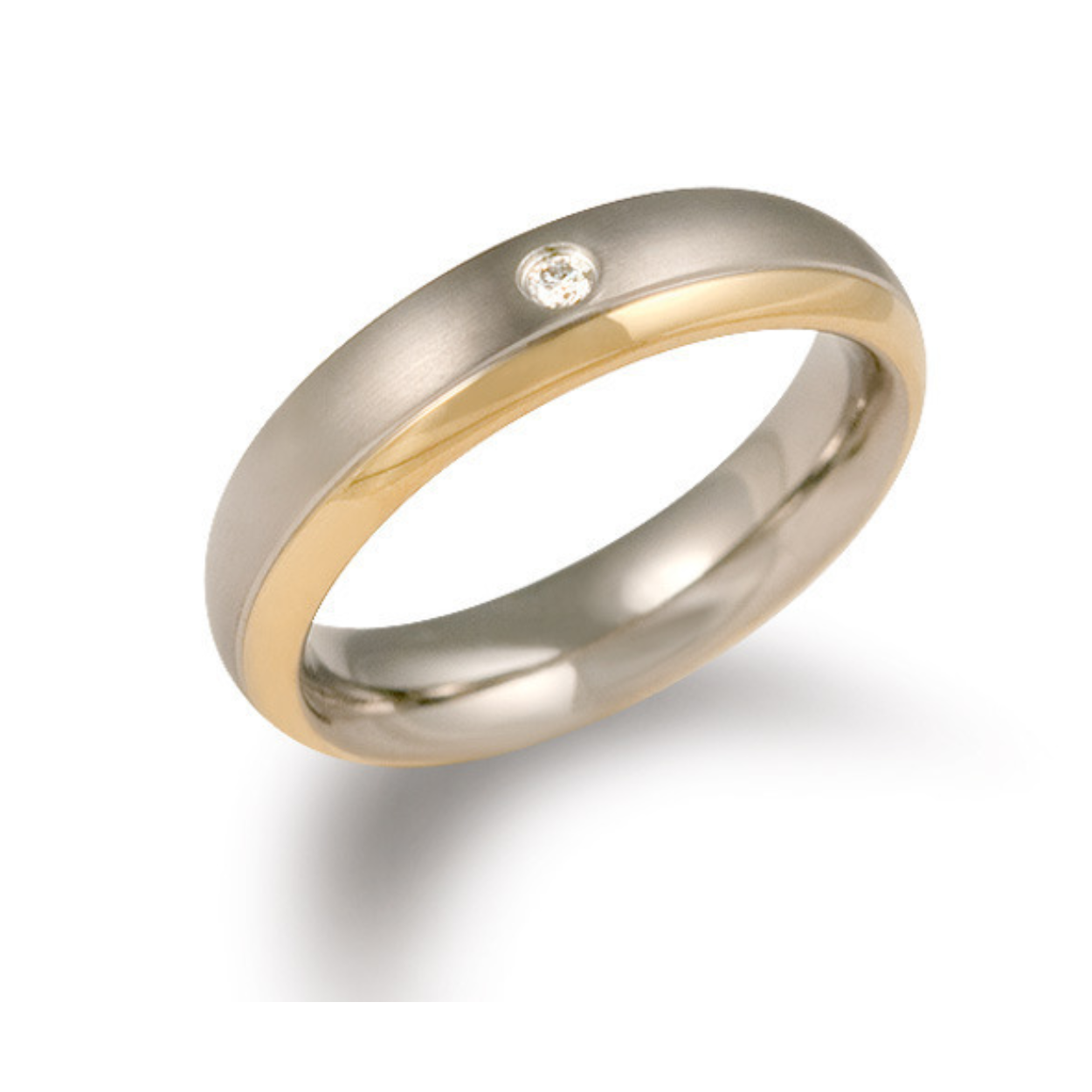 BOCCIA 0130-12 RING VERGULD MET DIAMANT
Deze prachtige  Boccia ring is volledig vervaardigd uit titanium. De ring is 5 mm breed en heeft een prachtige deels gematteerd, deels gepolijst vergulde afwerking. Het model is verder gezet met 1 x0.03 crt briljant geslepen diamant. De ringen van Boccia zijn bol van binnen, dit verhoogd het draagcomfort.