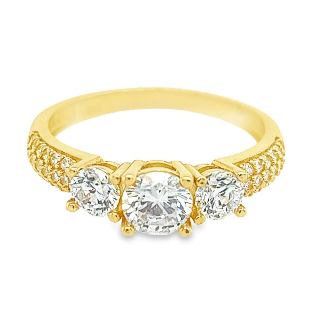 Deze geel gouden ring is werkelijk schitterend. De Swarovski zirkonia stenen zijn briljant gespelen en vrij groot van formaat. Naast de grote Swarovski zirkonia zijn kleine Swarvoski zirkonia steentjes gezet. Deze ring is een echte eyecatcher en perfect voor iemand die houdt van schitterende sieraden.