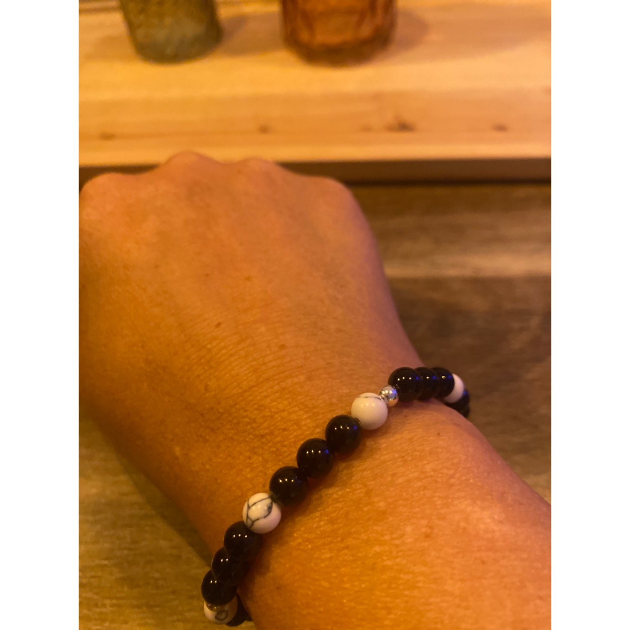 Foy armband. Focus on you!
kleur:

Onyx
De steen geeft steun, kracht en doorzettingsvermogen en helpt je je doelen te bereiken. Het maakt standvastig, besluitvaardig en verantwoordelijk en stimuleert zelfverwezenlijking. Onyx stimuleert analytisch denken, logica, concentratie en helpt om een nuchtere en realistische houding aan te nemen.

howlite:
White Howlite = Witte Turkoois. Turkoois wordt gedragen voor communicatie, geluk en liefde. Het wordt ook vaak de gezondheidssteen" genoemd. Het helpt het lichaam krachtiger te maken en zorgt voor gezondheid, vrede en innerlijke rust.