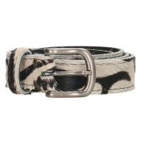 De Hide & Stitches El Paso riem in zebra print is een trendy accessoire met een uniek ontwerp. De riem heeft een lengte van 85 cm en is perfect voor het toevoegen van een speels accent aan elke outfit. Draag het om je taille om je figuur te accentueren of laat het nonchalant langs je heupen hangen voor een casual look. Deze riem is een must-have voor iedere fashionista!