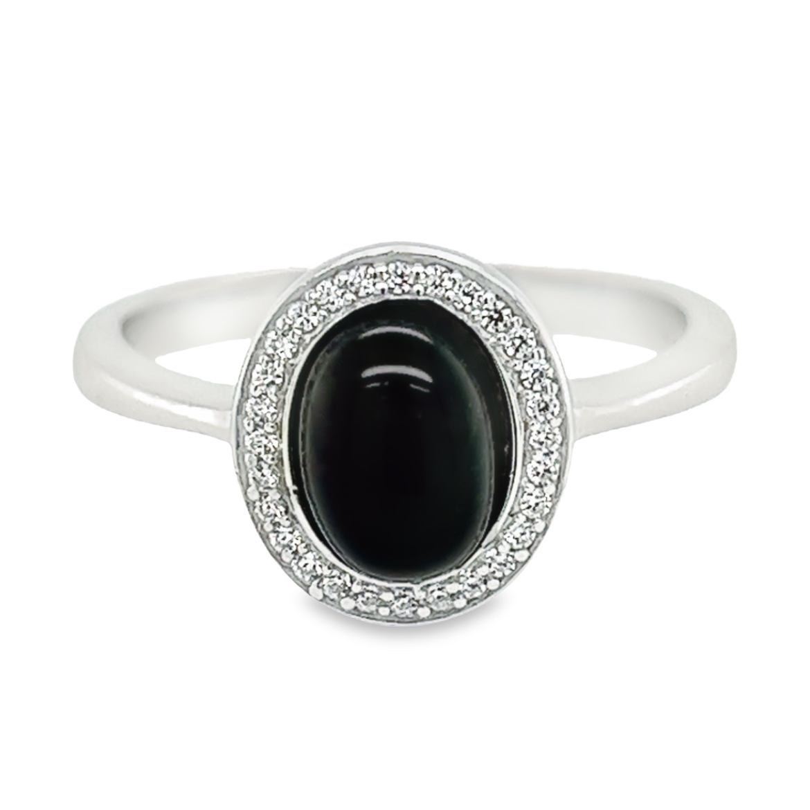 Deze elegante zilverkleurige ring met onyx en zirkonia is een absolute must-have voor elke vrouw die op zoek is naar een stijlvol sieraad. De ring is gemaakt van hoogwaardig zilver en gerhodineerd om langdurige glans te garanderen. Het prachtige ontwerp met onyx en zirkonia maakt deze ring een speciaal item dat je outfit compleet maakt. Het fijne, elegante ontwerp van de ring zorgt ervoor dat het comfortabel draagt en perfect geschikt is voor dagelijks gebruik. Deze ring is een perfect cadeau voor een speciale dame in je leven of om jezelf te verwennen met een tijdloos en klassiek sieraad.