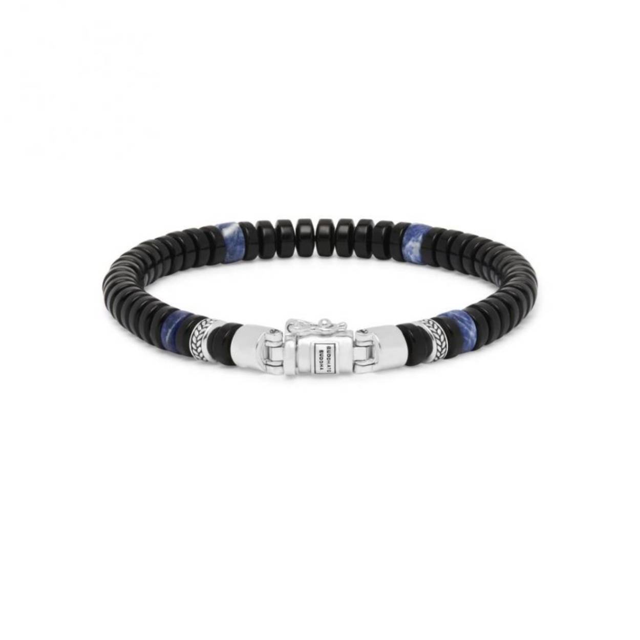 201OS F Bead Armband
Wanneer je de nieuwe Spirit Bead Mini Onyx Sodalite armband voor het eerst ziet, merk je meteen dat hij anders is dan alle andere kralenarmbanden. Het bijzondere ontwerp van de bracelet, de verfijnde afwerking met de fraaie donkere onyx kralen in de combinatie met het iconische sterling zilveren slot. Dit is iets compleet anders! Volledig handgemaakt en een echte eyecatcher. Die ook nog eens makkelijk te combineren is met je andere leren of zilveren armbanden. 
Maar let wel op met water: Het slot van deze Spirit Bead armband bevat een magneet die niet roestvrij is. Dus vermijdt contact met water en doe hem even af tijdens het zwemmen of douchen