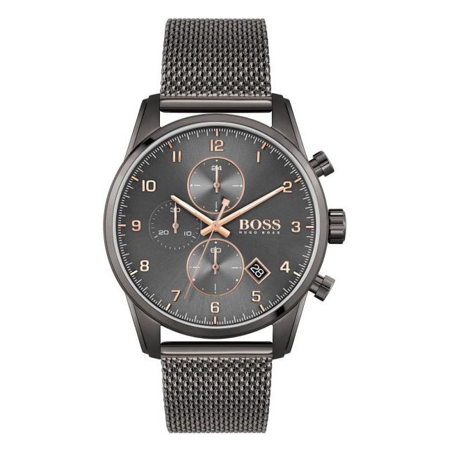 SKYMASTER collectie 
Maak kennis met een horloge dat u verder brengt dan u ooit voor mogelijk had gehouden. De SKYMASTER collectie is ontworpen voor de moderne, avontuurlijke man die elke dag nieuwe uitdagingen aangaat. Deze chronograaf combineert moderne details met een tijdloos karakter. Een gedurfde collectie met de kenmerkende aandacht van BOSS voor detail.

BOSS
HUGO BOSS is afgestemd op levensstijlen waar het gaat om kwaliteit en precisie. Het wereldwijde fashionlabel is verdeeld in twee merken: BOSS en HUGO. Het merk BOSS biedt geavanceerde, moderne horloges gericht op kwaliteit en design om een onberispelijke look te creëren – of het nu zakelijk, casual of sportief is. De horloge collectie van BOSS is perfect afgestemd op levensstijlen waar het gaat om kwaliteit en precisie. BOSS is op maat gemaakt in een onberispelijke stijl.

Tijd vergaat, stijl blijft. BOSS presenteert een horlogecollectie voor heren die bewijst dat details echt het verschil maken. Kies uit zakelijke en casual horloges van BOSS om uw look de finishing touch te geven.

SPECIFICATIES
- Mineraalglas
- Ronde kastvorm, Ø 44 mm
- Stalen horlogekast
- Grijze wijzerplaat
- Grijze Milanese horlogeband 
- Datumaanduiding
- Chronograaf
- 5 ATM