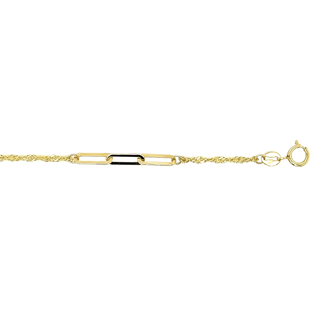 Dit 14-karaats gouden armbandje heeft een subtiele en verfijnde uitstraling. De Singapore schakel wordt onderbroken door platte langwerpige schakelstukken. De armband is verstelbaar van 17cm tot 19cm.