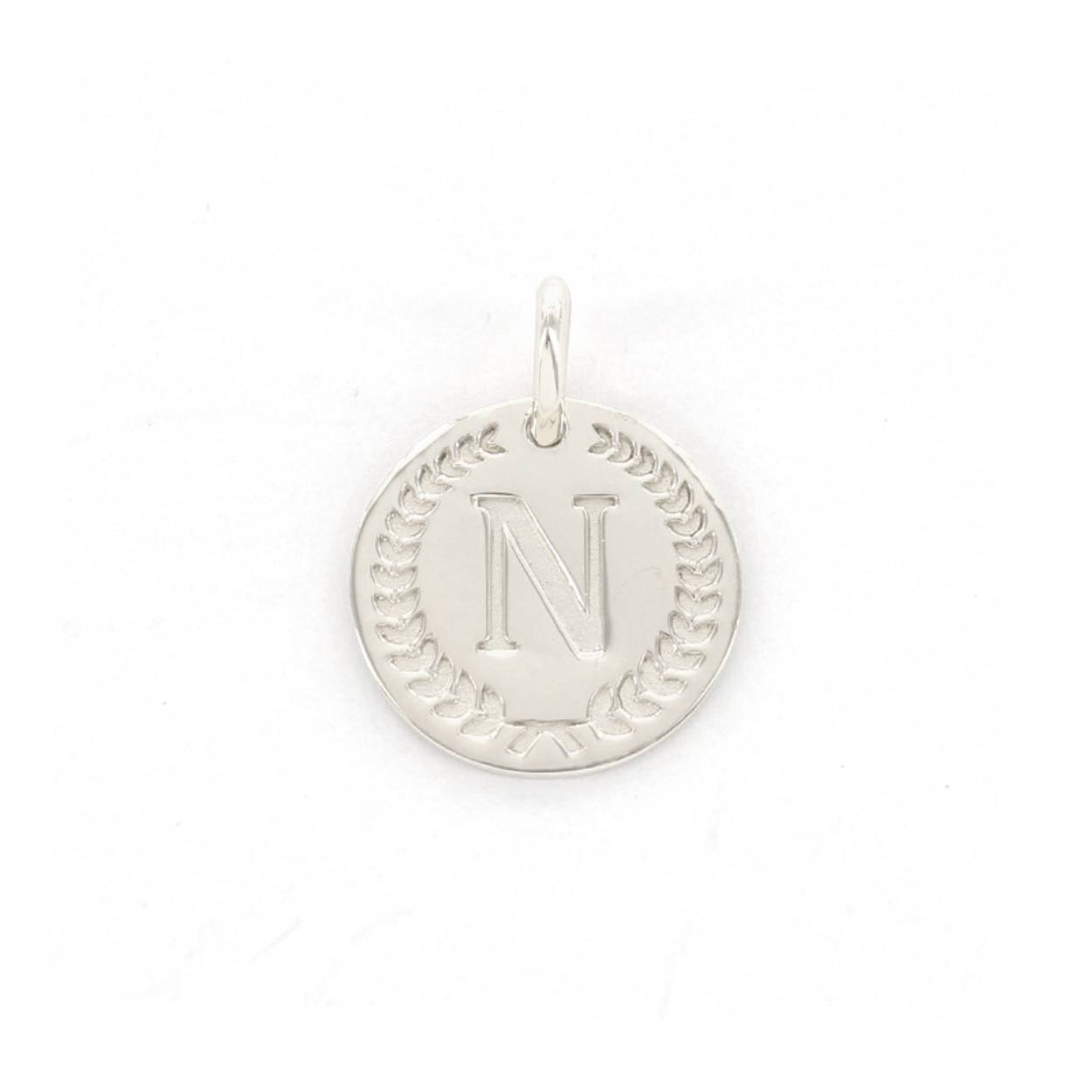 Voor deze hanger heb je een Imotionals ketting nodig. Imotionals kettingen hebben een klein oogje dat door de hanger past.

De collectie hangers en bedels van Imotionals bestaan uit initialen en symbolen. Kies je collier en bedel(s) naar keuze en creëer zo je gepersonaliseerde Necklace.  Je schuif de bedel aan het collier, de lengte kun je zelf bepalen, en hoe leuk is is om 2 of 3 lengtes samen te dragen. Creëer your own Necklace Party.

Imotionals is een zilveren sieradenlijn bestaande uit dunne colliers en hangertjes, het laatste in de vorm van initialen en symbolen. waarmee je door middel van colliers, initialen en symbolen expressie geeft aan jou gevoelens of gedachten.

Een letter sieraad zorgt ervoor dat je jouw look een persoonlijke touch kan geven. Kies voor je eigen letter of de letter van je beste vriendin, vriend, moeder of iemand anders die je dierbaar is. Je kunt er zelfs een hele naam aan hangen, met bijvoorbeeld een hartje of sterretje symbool voor extra betekenis. Ook mega leuk om te geven als cadeautje. Get it before it's gone!