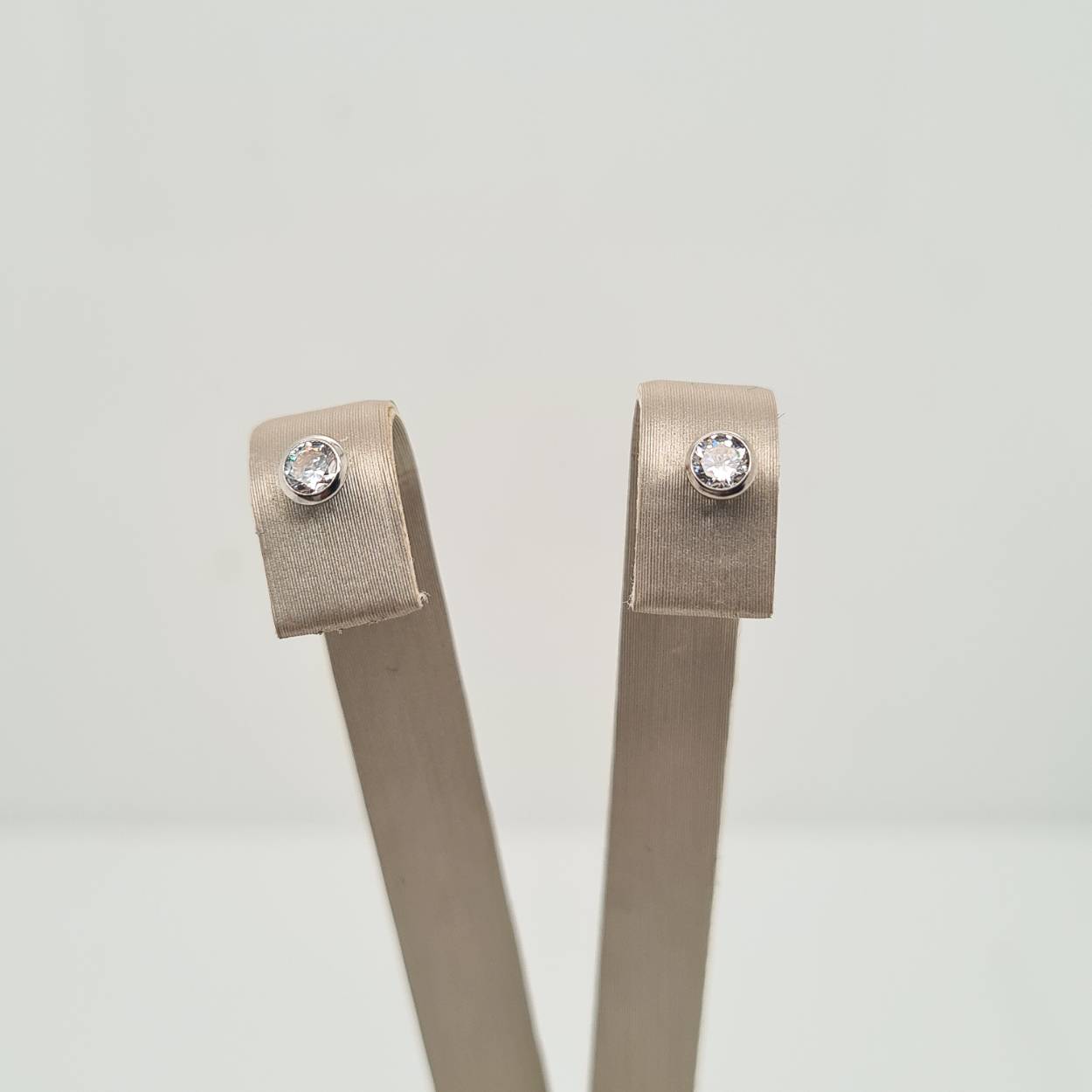 14krt witgouden oorknoppen met een briljant geslepen zirkonia uitgevoerd met een stevige poussette sluiting.