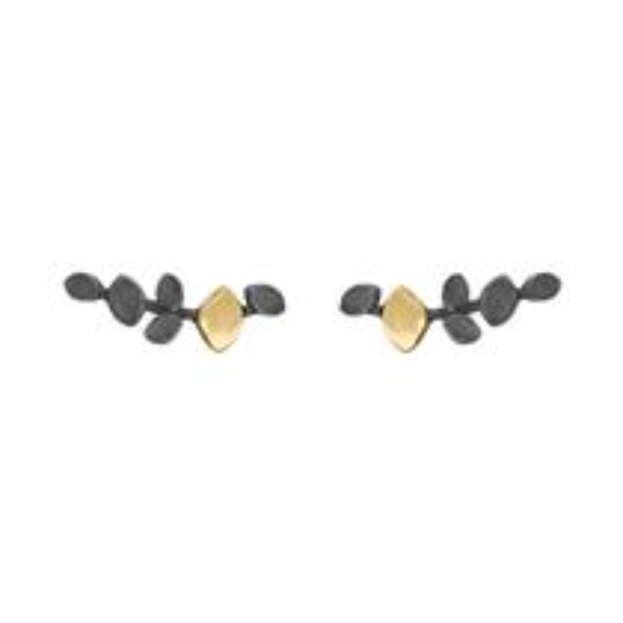 
76205801 - Zilver met 14 kt. goud
Deze sterling zilveren geoxideerde oorknoppen hebben een breedte van 1,8 cm en bestaan uit verschillende blaadjes. Bij beide oorknoppen bevat één blaadje een laagje 14 karaat goud.