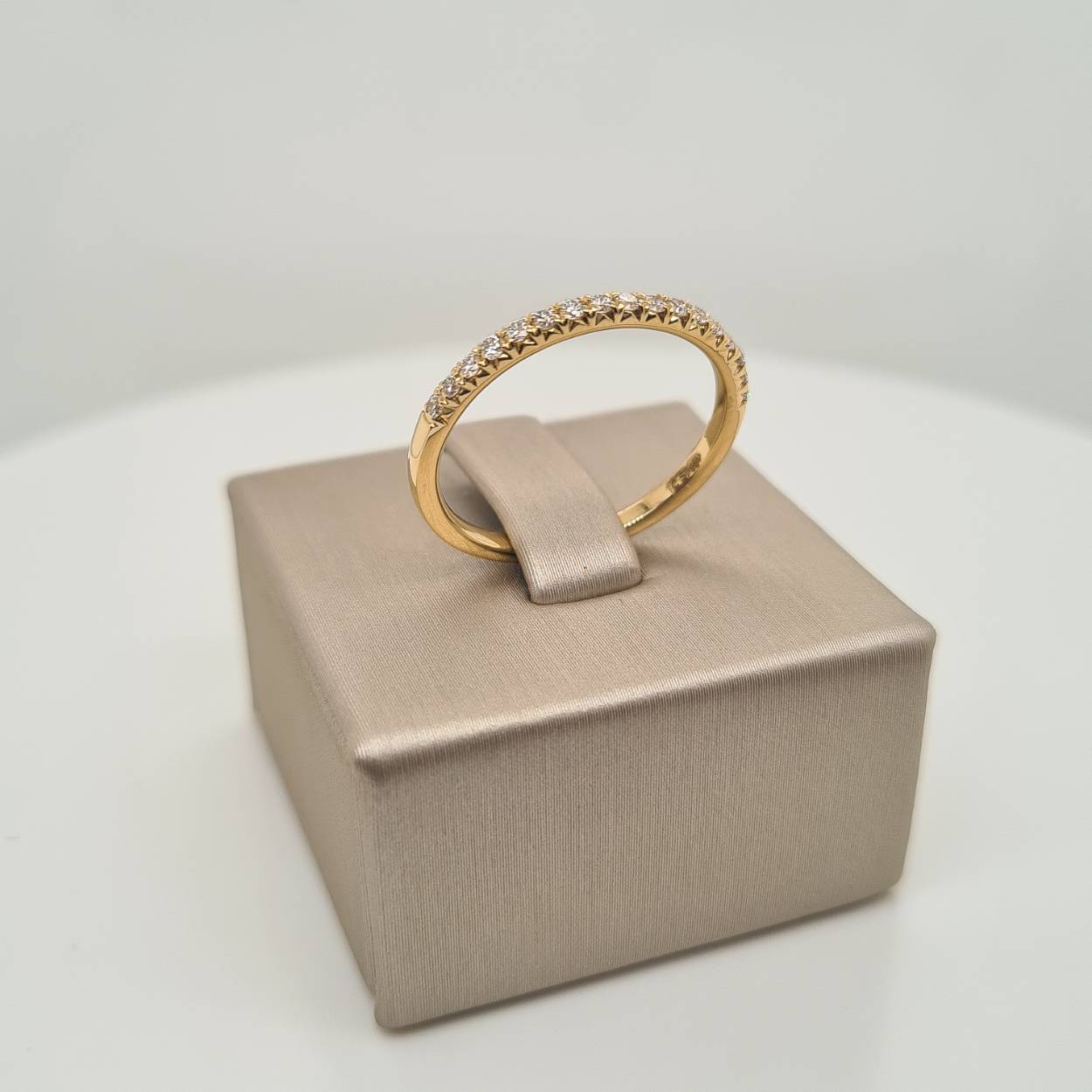 Prachtige 14krt gouden ring met diamanten 0,24crt G Si.

Deze ring is maat 56 (17,75), heeft u interesse in een andere maat? Neem dan contact met ons op.