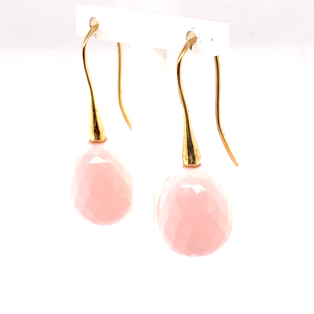 Gouden oorhaken met roze angelskin bloedkorraal