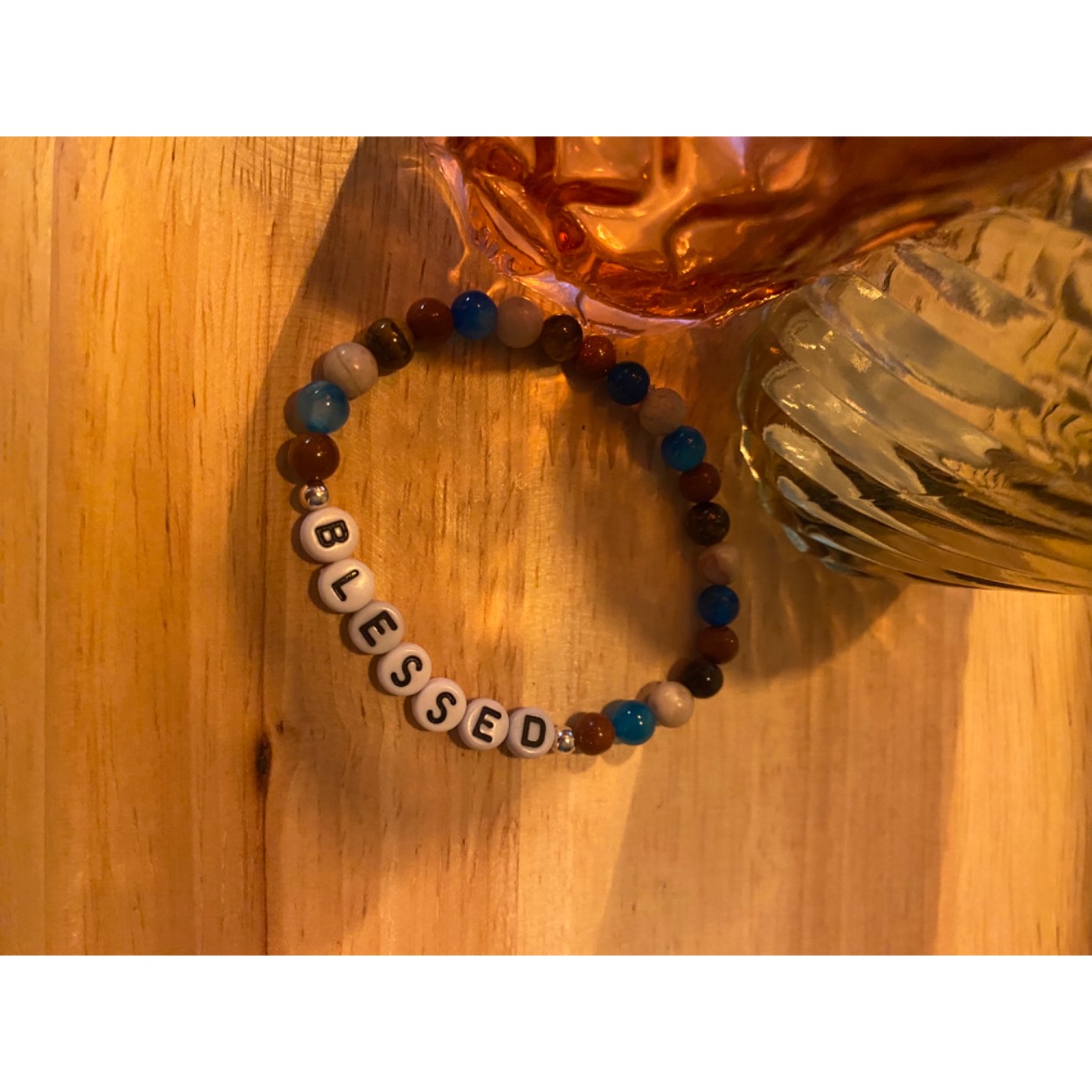 Lief armbandje met natuurstenen en een Positieve tekst om jezelf of iemand anders te motiveren om positief naar jezelf te kijken en elk moment van de dag eraan herinnerd te worden dat jij speciaal bent!!