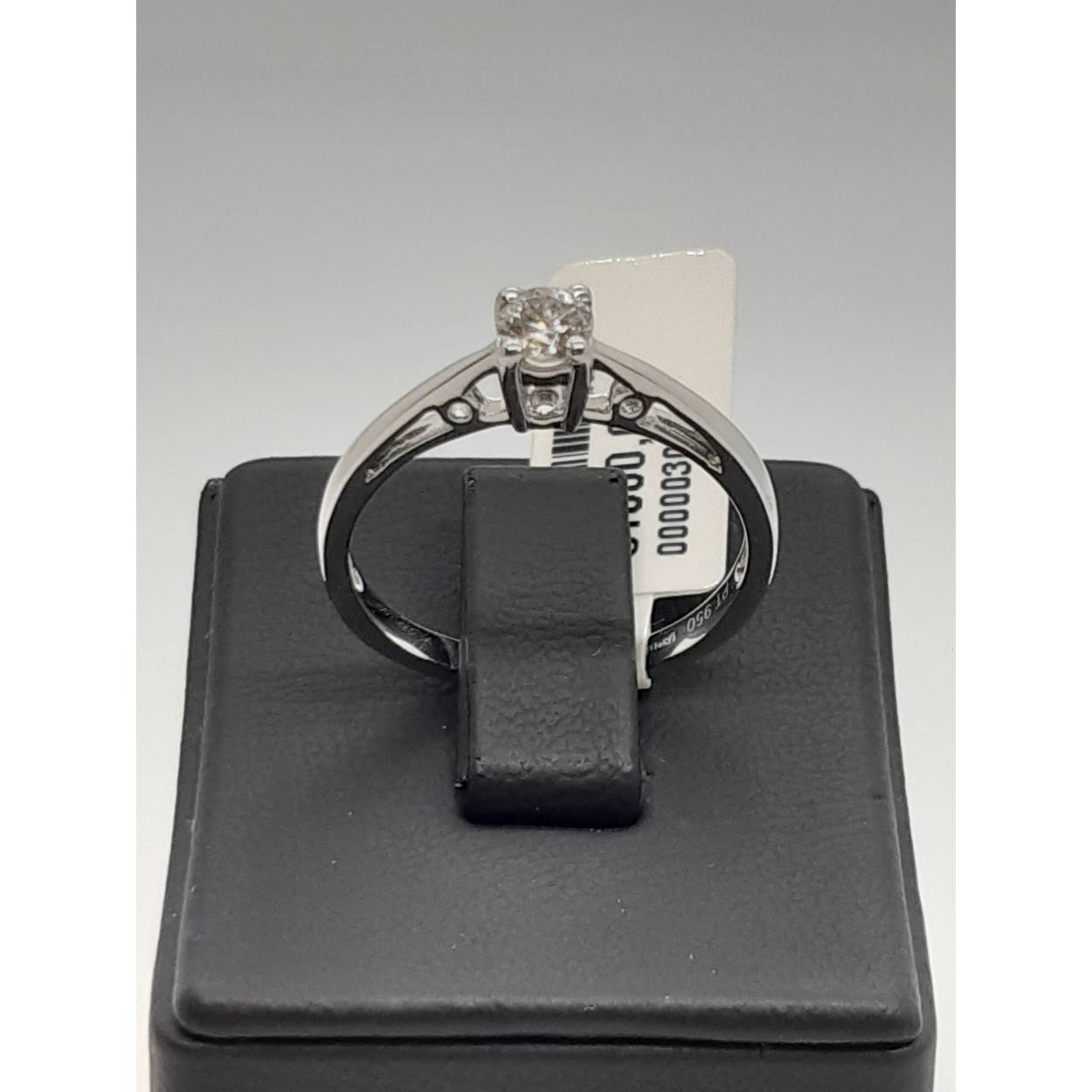 Deze schitterende ring, model BREA-0002666, combineert exclusief 950 platina met goud en wordt geaccentueerd door een 0.261 karaat VS1 ronde diamant van kleur G. Perfect voor speciale gelegenheden. Draag het als een opvallend statementstuk of combineer het met andere fijne sieraden om je look te verrijken. Ideaal voor maat 54.