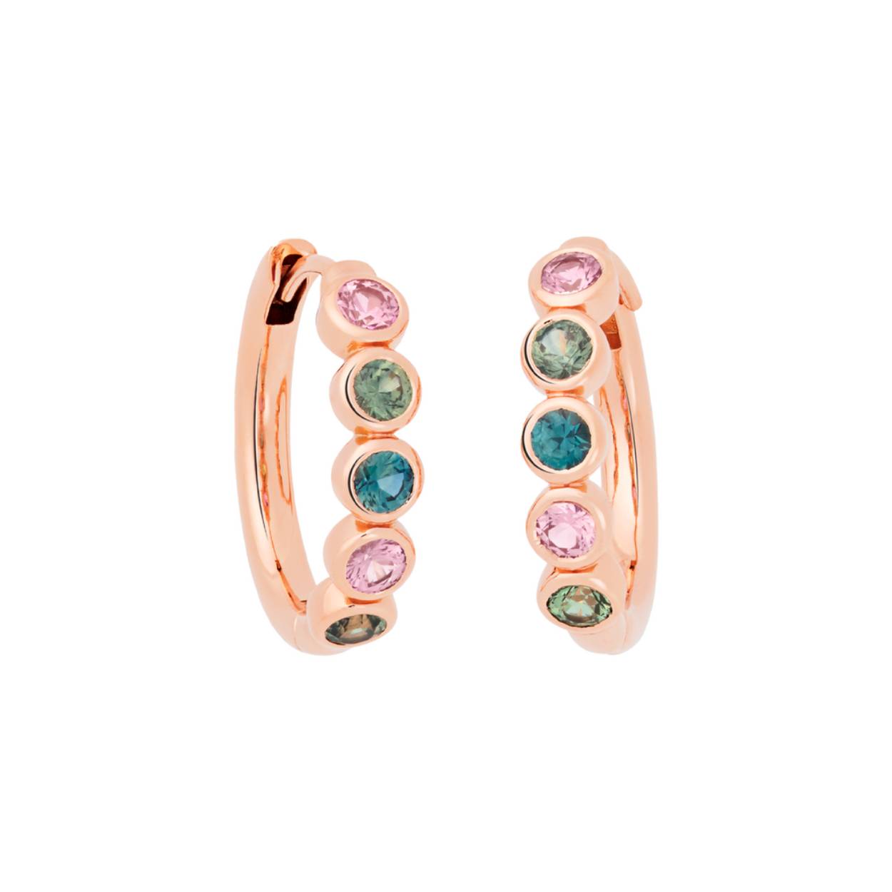 De Bron 8OR4899BRAVO oorsieraden zijn vervaardigd uit 18 karaat ros&eacute;goud en gezet met een speelse mix van saffieren en toermalijnen van 3,0 mm. Het kleurenspel van saffieren en toermalijnen geeft deze oorbellen een frisse, eigentijdse uitstraling. Perfect voor wie houdt van subtiele luxe met een levendige touch. 