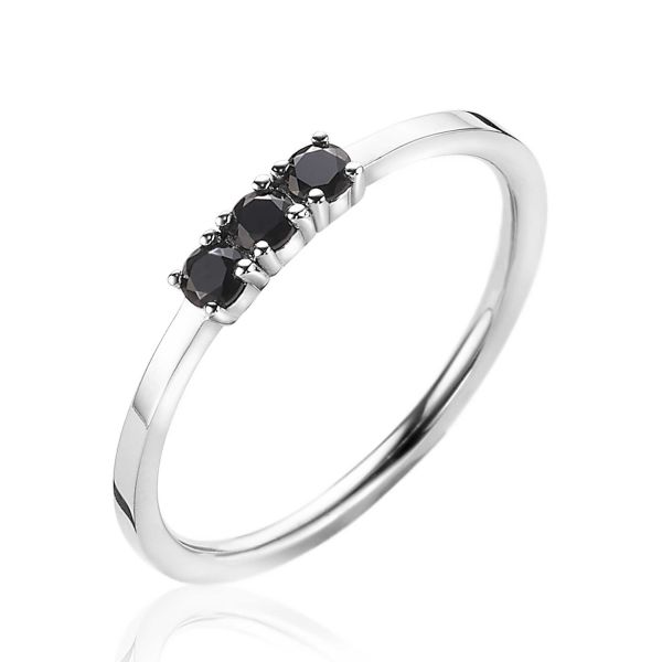 ZINZI zilveren aanschuifring met drie zwarte zirconia's sierlijk gezet in een chaton zetting. Dit tijdloze model is verkrijgbaar in verschillende kleuren. Ideaal om af te wisselen of mee te combineren met je andere Zinzi ringen. Vervaardigd van eerste gehalte zilver (925) en voorzien van een extra rodiumlaag voor een langdurige glans.