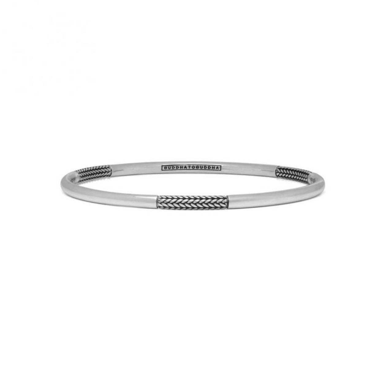 De Dunia armband is een verfijnde bangle uit onze Refined collectie. Het design is gebaseerd op onze iconische Ellen schakel, afgewisseld met gladde structuur. De armband is vervaardigd uit 925 sterling zilver en laat zich perfect combineren met andere bangles uit de Dunia range.
