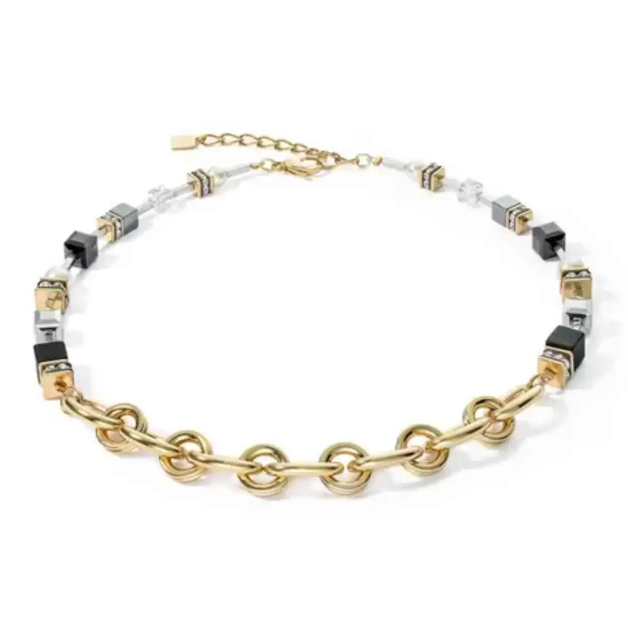 Het is mysterieus! Deze ketting uit de GeoCUBE collectie van COEUR DE LION is een mysterieuze en unieke mix van coolheid, trends en stijl. Met zijn grote GeoCUBE blokjes en dikke gouden schakels zal hij zeker opzien baren! 

De ketting is gemaakt van verguld roestvrij staal, geregen met onyx, hematiet, Swarovski kristallen, kristalparels van Swarovski en strass rondellen. Draaglengte van het collier is 42 cm tot en met 48 cm, dankzij het handige verlengkettinkje. Dikte is 0,8 cm. De sluiting is ook van verguld roestvrij staal. 