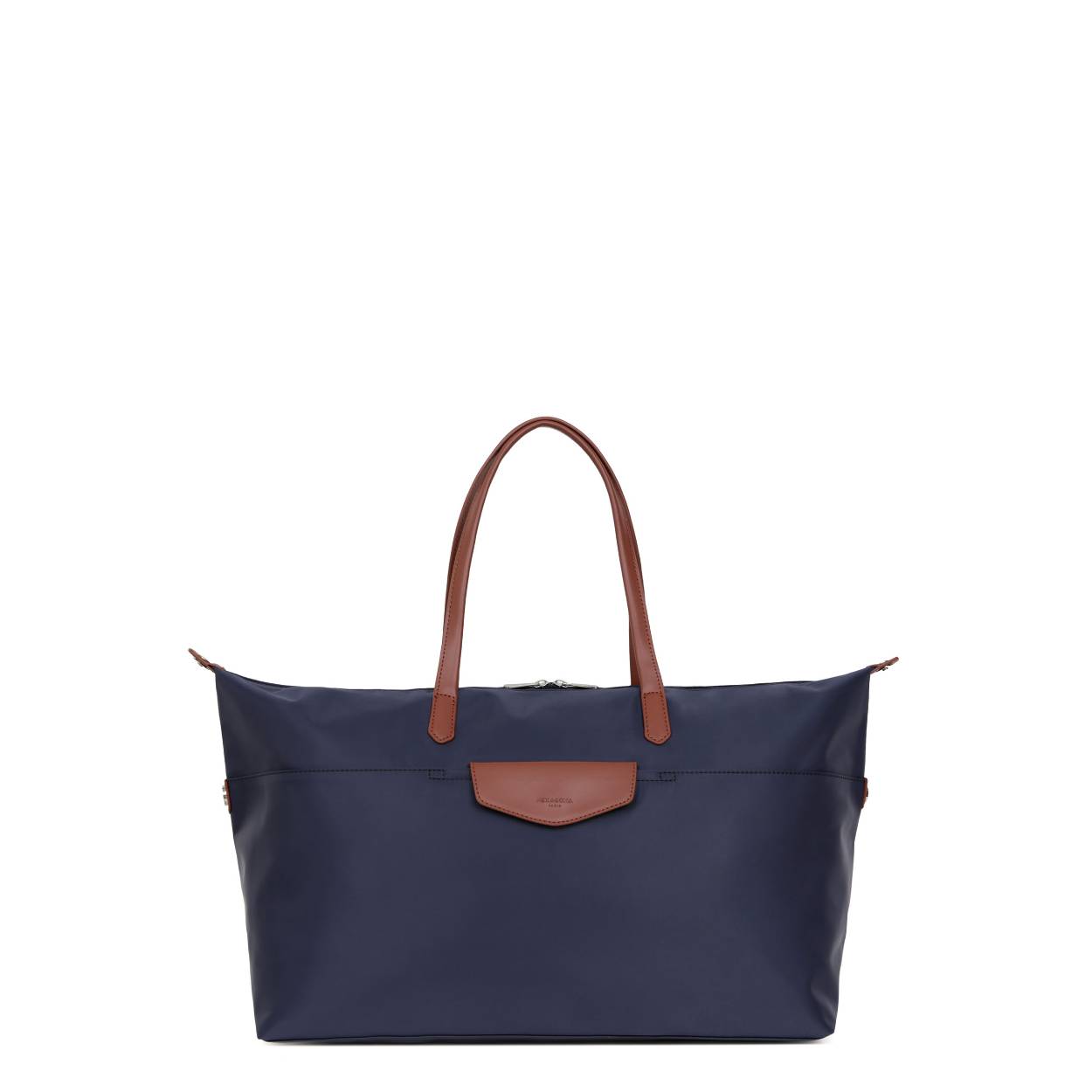 Elegante reisgenoot voor weekend weg of naar de sport. Of tijdens het shoppen te vullen met de mooiste spullen. Onder de toprits zit 1 hoofdvak en vak voorzien van rits en twee steek vakken.

Afmetingen:
Hoogte 30 cm x breedte 60cm x diep 20cm