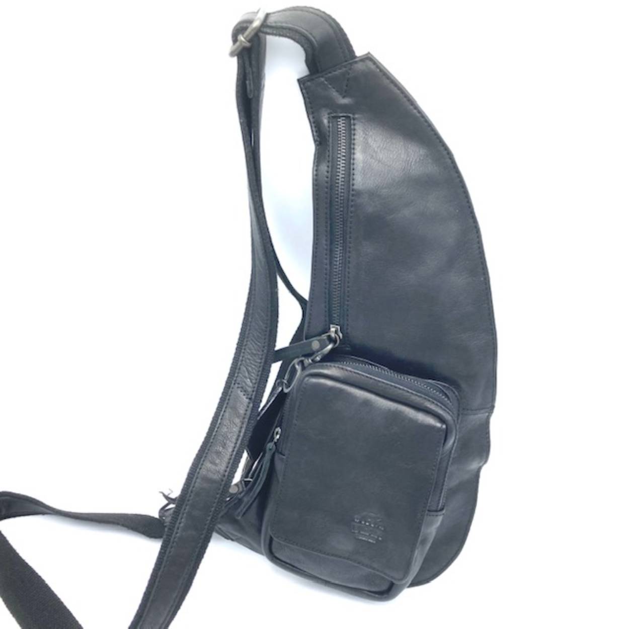 Unisex Crossbag – Trendy en Praktisch voor Dames én Heren

Op zoek naar een modieuze én functionele tas die je dagelijks kunt gebruiken? Deze unisex crossbag is de nieuwste trend op het gebied van tassen en is ontworpen voor zowel mannen als vrouwen. Het slanke en moderne ontwerp maakt deze tas ideaal voor dagelijks gebruik, reizen of festivals.

De tas is voorzien van een ruim hoofdvak met ritssluiting, met aan de binnenzijde een extra veilig ritsvak voor kleinere essentials. Aan de achterzijde bevindt zich een discreet achtervak met rits, perfect voor waardevolle spullen. De voorkant is uitgerust met een handig ritsvak én een extra opgestikt vak met ritssluiting en klep, ideaal voor snelle toegang tot je telefoon, sleutels of pasjes.

Kenmerken:

Geschikt voor dames én heren (unisex)

1 hoofdvak met ritssluiting

Intern ritsvak

Voorzijde: 1 ritsvak + 1 opgestikt vak met rits en klep

Achterzijde: 1 ritsvak

Slank en licht ontwerp

Trendy en veelzijdig

Afmetingen:

Hoogte: 44 cm

Breedte: 20 cm

Diepte: 3 cm

Deze unisex crossbody tas is de perfecte mix van stijl en functionaliteit. Of je nu op pad gaat in de stad, naar je werk of op reis bent – met deze crossbag heb je alles georganiseerd en binnen handbereik.