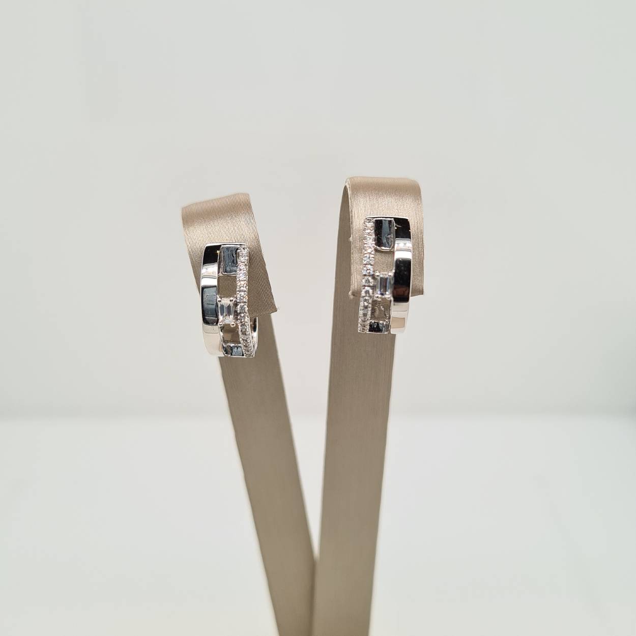 14krt witgouden oorsieraden 28-0.13 H SI/2-0.07 baguette