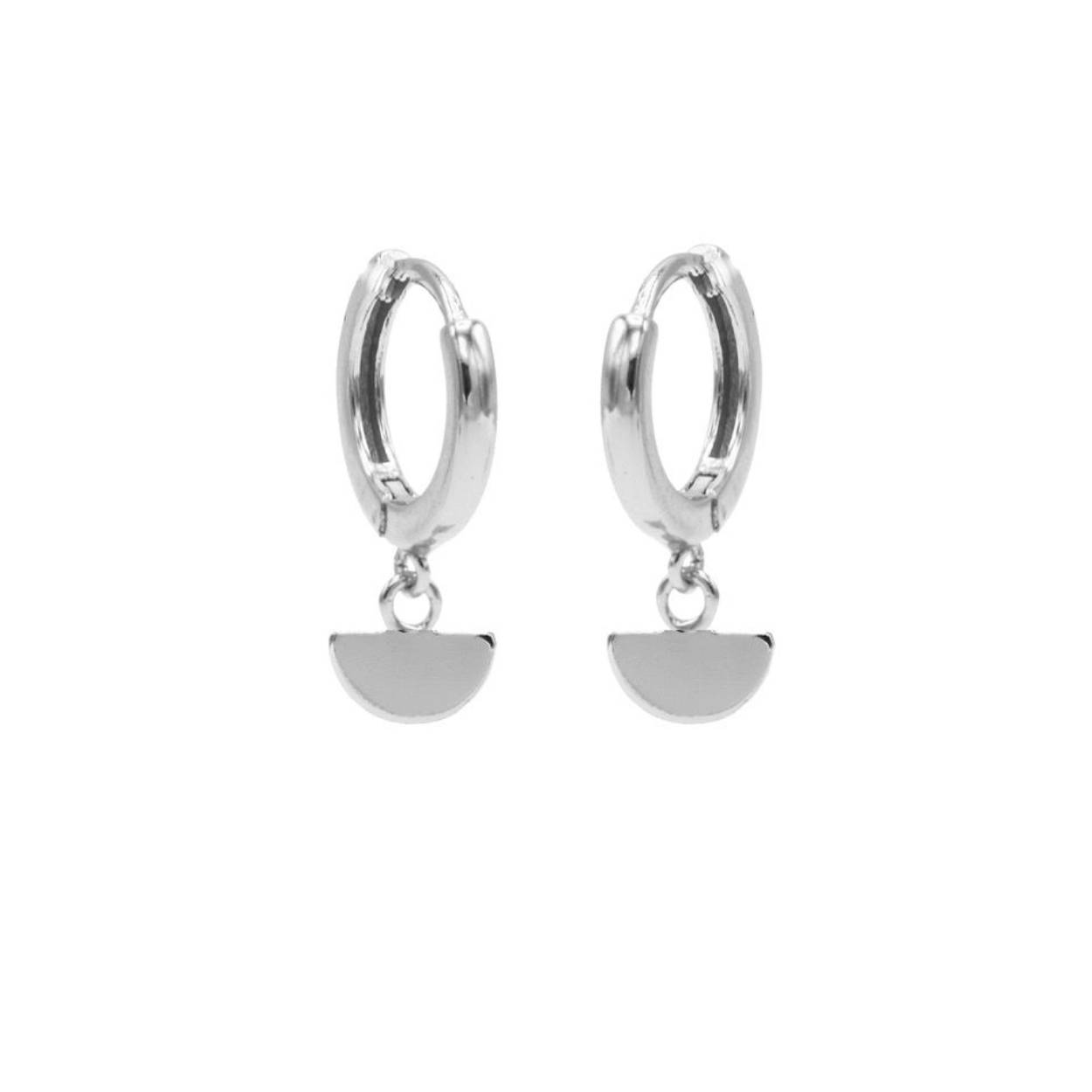 Karma hinged symbols hoops. Mooie creool met clip sluiting en de hanger hangt onder de oorbel in een klein ringetje. De oorbellen zijn verkrijgbaar in 3 verschillende kleuren, Rose, Goud en Zilver. De lengte van de totale oorbel is 26mm. Karma sieraden worden gemaakt van de beste materialen. Zo is dit sieraad gemaakt van sterling zilver met een mooie plating. Karma oorbellen staan heel leuk in jouw earparty en kunnen bij elke gelegenheid worden gedragen
