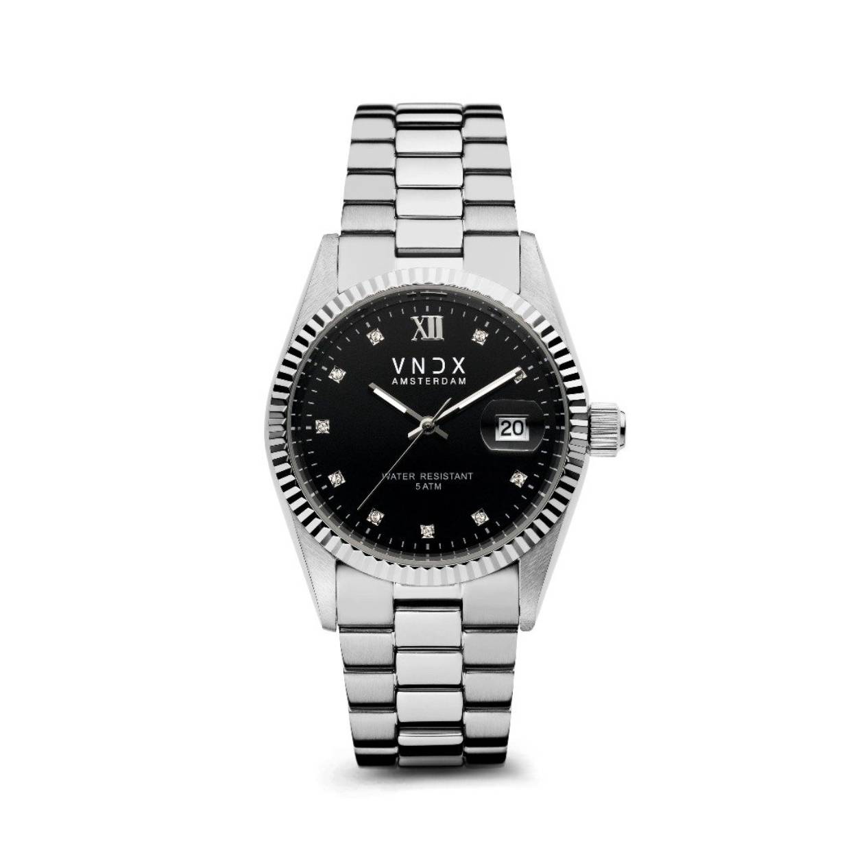 Ga waar je heen wilt, deze Dare Devil zal je brengen. Met dit zilveren horloge met stijlvolle zwarte wijzerplaat ben jij, net als Faya Lourens, klaar om de wereld te veroveren. Voel het stevige staal om je pols, en verwonder je over de fijne Swarovski steentjes. The Devil is in the details, ook met dit horloge. Never too late.