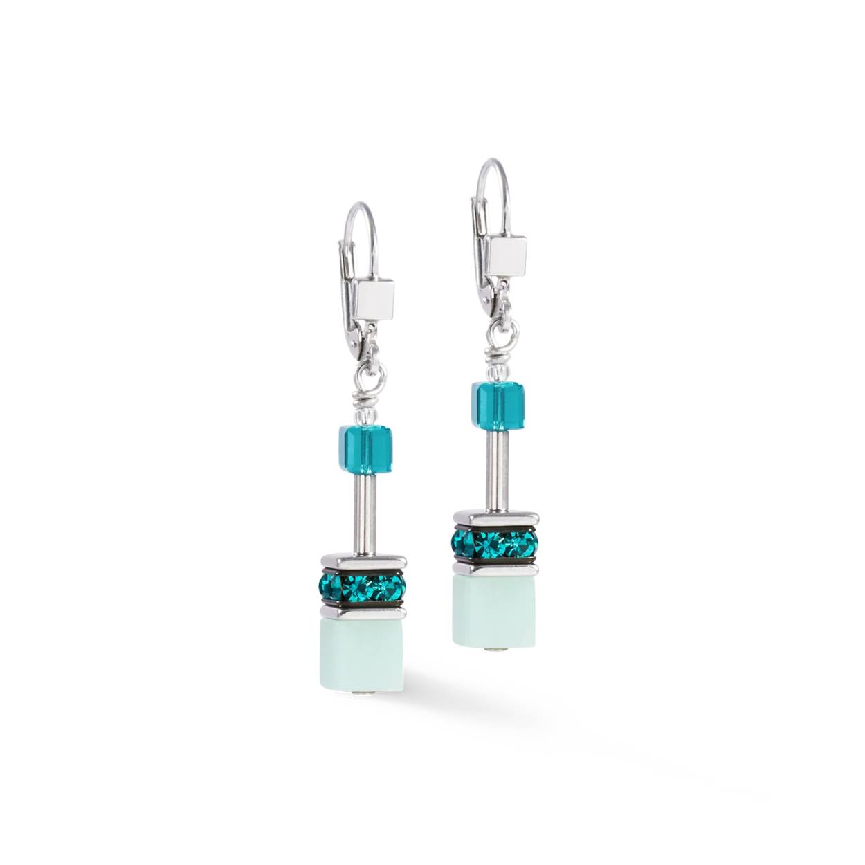 De kleurrijke sieraden collectie van Coeur de Lion wordt handgemaakt in Duitsland. Op een sterke basis van staaldraad worden elementen van verschillende materialen zoals staal, swarovski kristallen, edelstenen en zoetwaterparels geregen. De bekende Geo-Cube collectie is inmiddels in vele kleurcombinaties uitgevoerd. Bij iedere outfit past een eyecatcher van Coer de Lion!