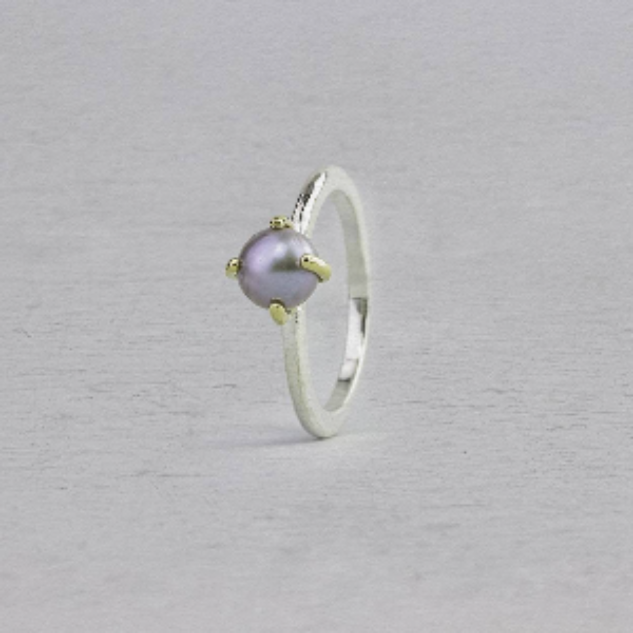 21107

Ring gemaakt van 925 sterling zilver met een 9 karaat zetting met daarin een grijze Parel. Combineer met de andere ringen uit de Mix & Match collectie!