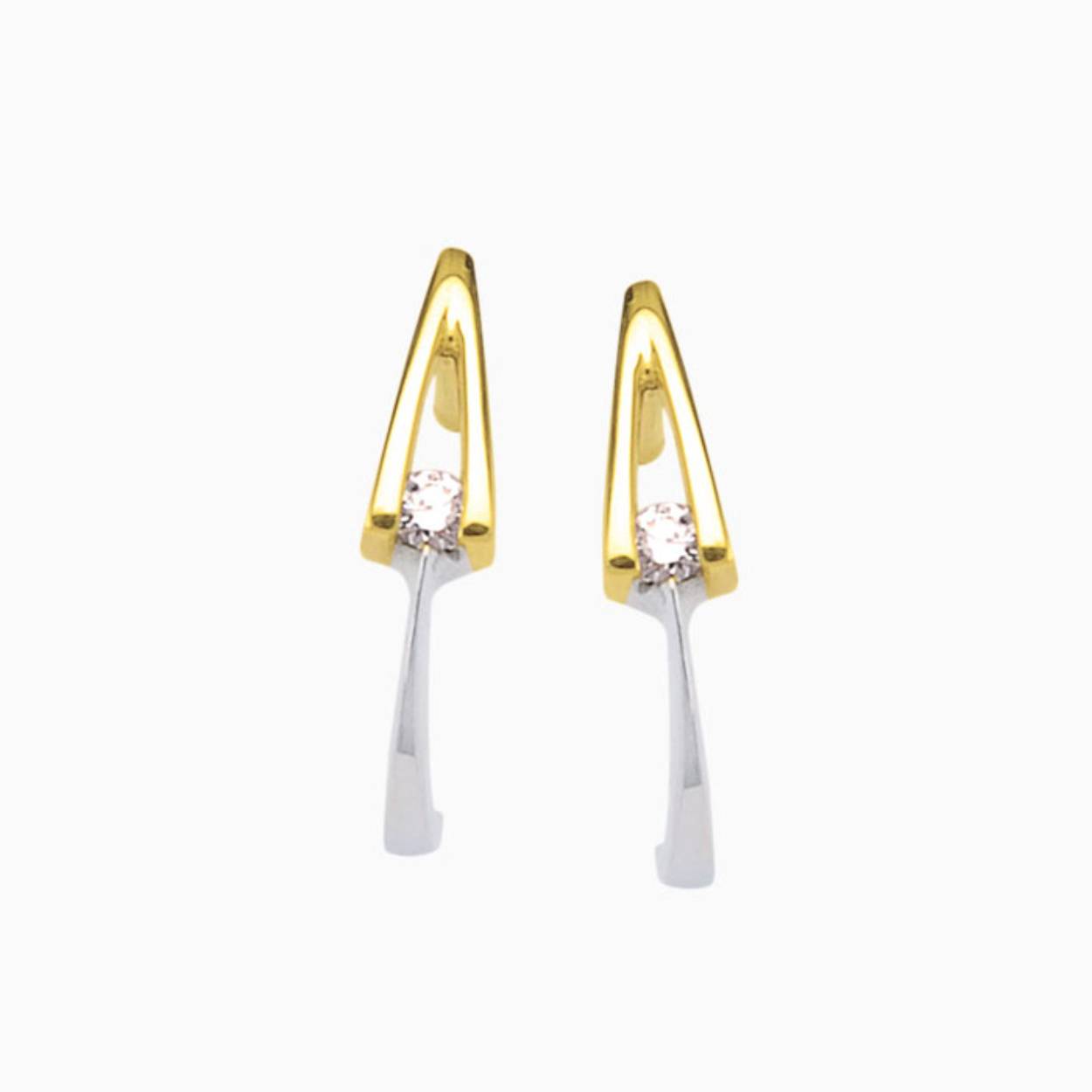 14 karaat gouden oorknoppen uit de Victorie collectie. De oorknoppen zijn bezet met briljant geslepen diamant.

Diamant kwaliteit Top Wesselton VVS/VS

De diamant is ingesloten in een v-vorm waardoor hij de allermooiste schittering krijgt.

V-oorknoppen 0,06 crt.