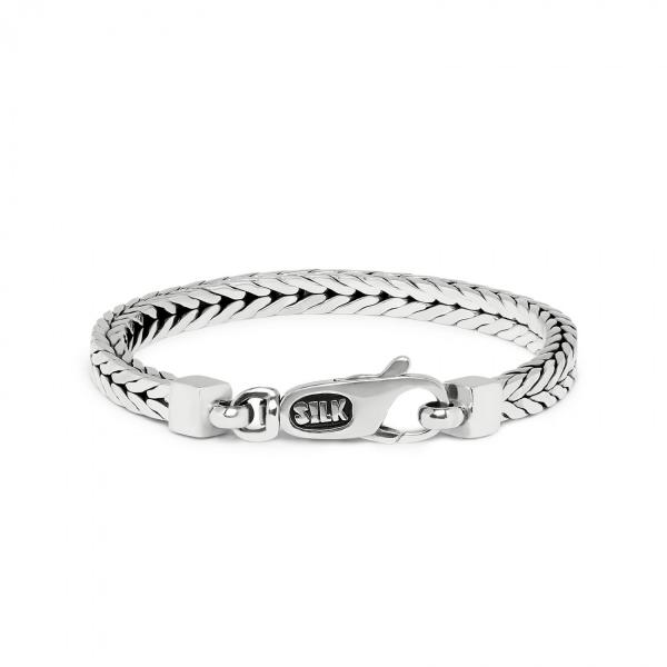 De nieuwe Shiva armband is een plat gevlochten zilveren armband. De robuuste armbandheeft een platte gevlochten structuur en is handgemaakt van massief zilver.