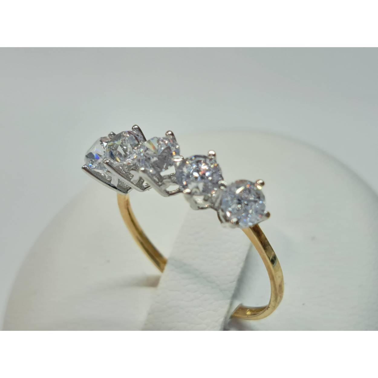 14 Karaat geel/wit gouden ring bezet met 5 briljant geslepen zirkonia in klauwzetting. 