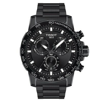 De Tissot Supersport Chrono is een luxe horloge van 45,5 mm met een Zwitsers quartz uurwerk. Het heeft een roestvrij stalen kast en band, saffierglas en een zwarte wijzerplaat met streepindexen. Waterbestendig tot 10 ATM en antiallergisch, ideaal voor zowel formele als informele gelegenheden. Draag met vertrouwen voor een verfijnde uitstraling.