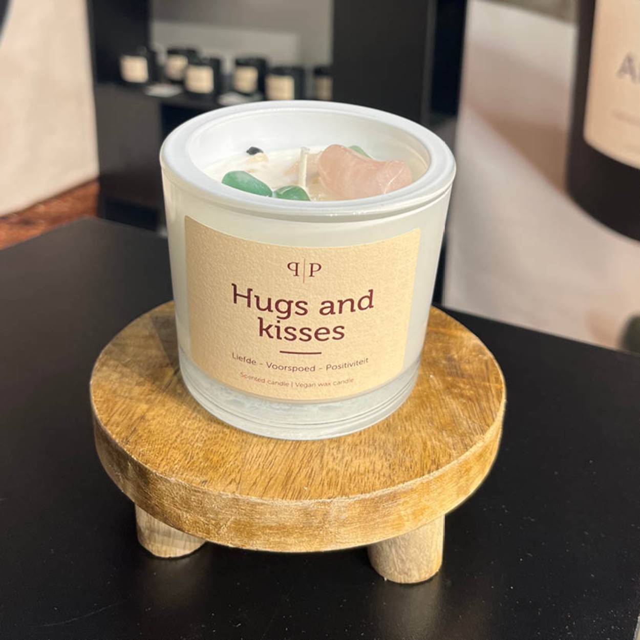 Hugs and kisses
Een liefdevolle groet in een kaars. Deze geurkaars is gevuld met rozenkwarts en Aventurijn. De rozenkwarts is als een deken van liefde, die je vult met warmte en positiviteit. Aventurijn staat voorspoed en geluk, een liefdevol gelukspotje.

Onze kaarsen zijn gemaakt van 100% koolzaadwax en hebben een brandduur van 35 uur.

Geur: Parfum Havanna de cuba
Top notes ; cinnamon & cumin
Heart notes ; lavender, sage & orange
Base; tonka bean, Cedarwood & tobacco
