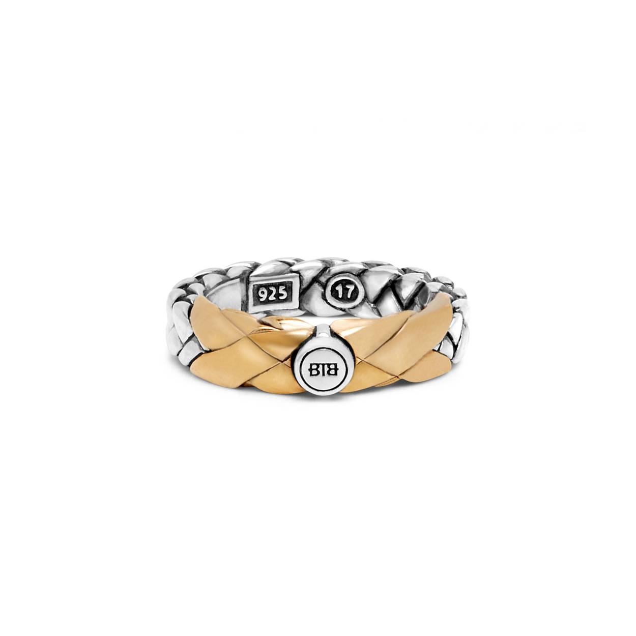 Deze nieuwe George ring is een prachtige combinatie van zilver met brons. De basis is het bekende gevlochten George design en krijgt een stoere uitstraling door de combinatie met brons materiaal. De ring is een genummerd limited edition en valt onder de smalle ringen. 

