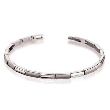 De prachtige sieraden van Boccia kenmerken zich door het gebruik van het lichte titanium en de prachtige afwerking. Deze prachtige titanium armband  valt op door het prachtige deels gematteerd, deels gepolijst titanium. Het titanium heeft een mooie zilveren kleur. De elegante schakelarmband heeft een lengte van 20 cm, deze lengte is aan te passen.