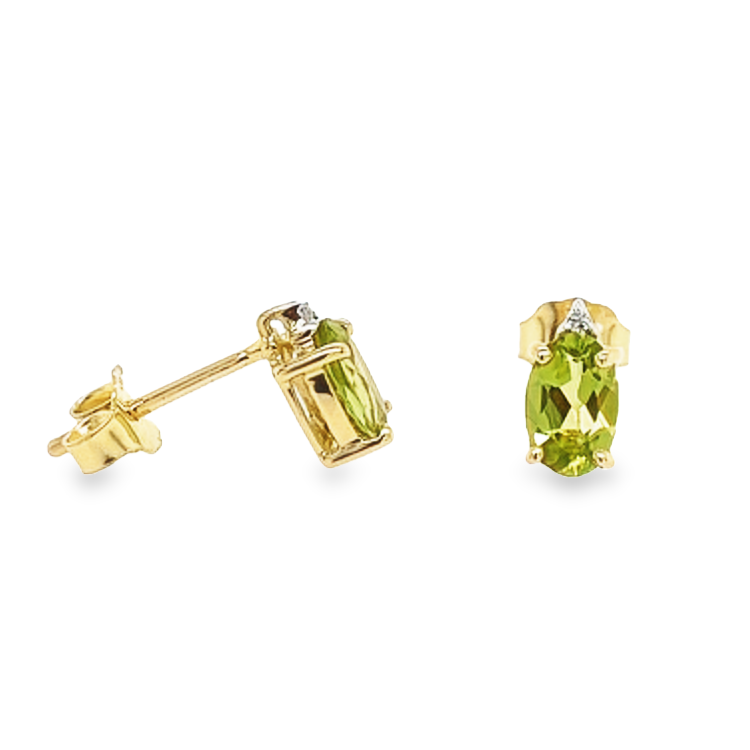 Deze geel gouden oorstekers hebben ieder een Peridot gezet tussen vier zetpoten met daar boven een diamantje. Deze oorstekers hebben een subtiele uitstraling en hebben een prachtige kleur.