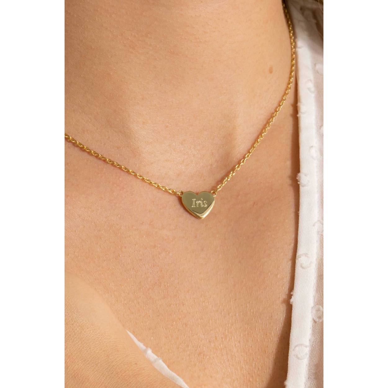ZINZI gold plated zilveren ketting 43cm met stevige anker-schakels en in het midden glanzend hart als plaatje. Het plaatje is 10mm. Mooi om een gravure in te zetten. Met herkenbaar Zinzi hartje bij de sluiting. De lengte is te variëren tussen 40 en 43cm, ook kort op de hals te dragen. De ketting is vervaardigd van eerste gehalte zilver (925) en voorzien van een extra 14K geel vergulding.