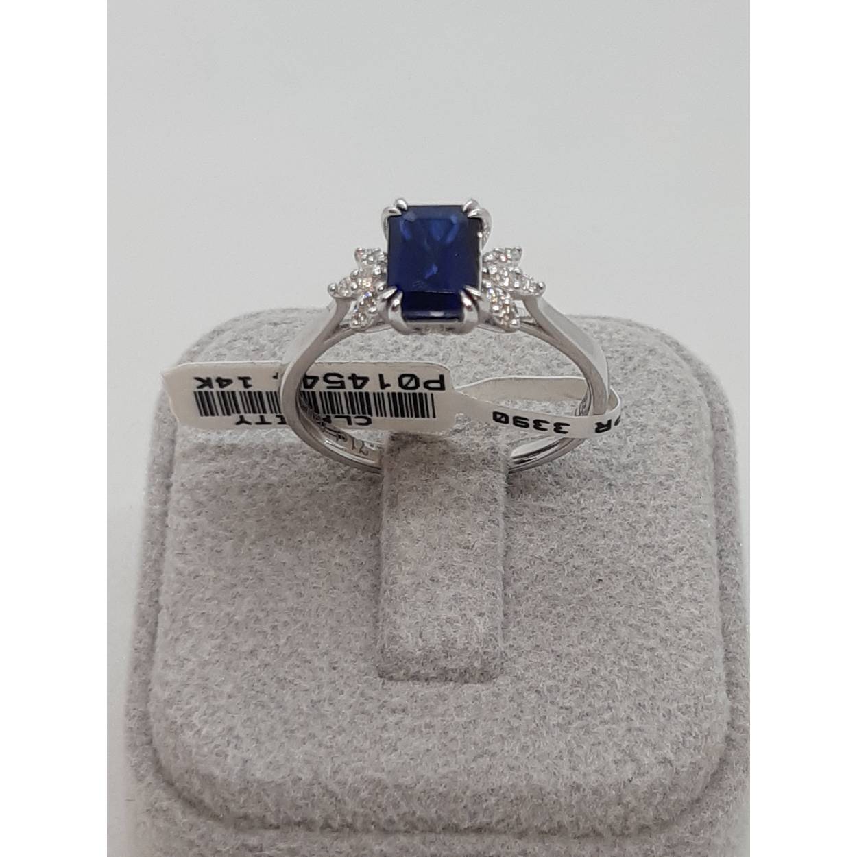 De Diamant Ring BREA-0002812 heeft een elegant ontwerp van 14-karaats witgoud. Het bevat 12 ronde diamanten (0.08 ct, F, SI1) en een saffier (1.71 ct). Perfect voor dagelijks gebruik of speciale gelegenheden. Draag deze ring solo of gecombineerd met andere sieraden voor een verfijnde uitstraling. Beschikbare maat: 54. 

Voeg deze tijdloze schoonheid toe aan uw collectie!