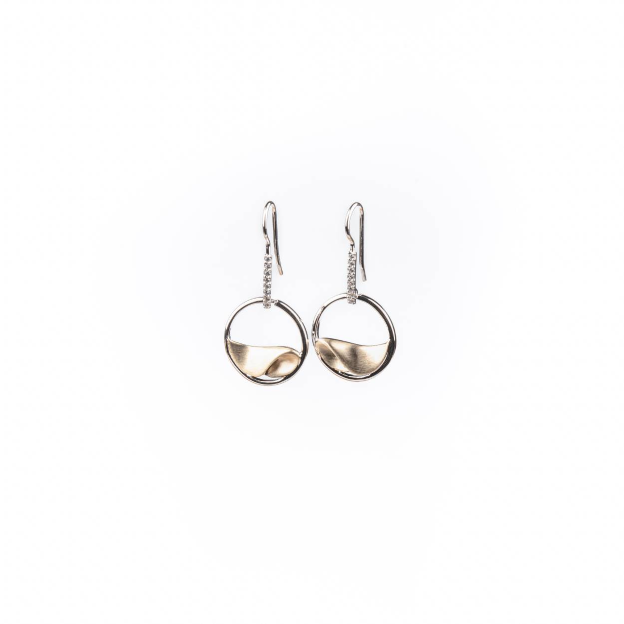 Yo-design is een strakke en elegante sieradenlijn in de combinatie edelstaal met zilveren accenten, die zich nog steeds onderscheidt van de rest van de markt.