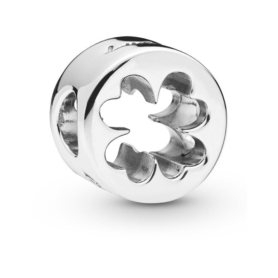Maak je Pandora Moments armband helemaal af met geluksbedels en persoonlijke symbolen, zoals dit sterlingzilveren klavertjevier. Door het open ontwerp kun je de Pandora Moments armband waar de bedel aan hangt net een beetje zien. Het sieraad is voorzien van de inscripties 'luck' en 'courage', oftewel geluk en moed. Draag het als een betekenisvolle aanvulling op je collectie en een symbool voor iets waar je van houdt.