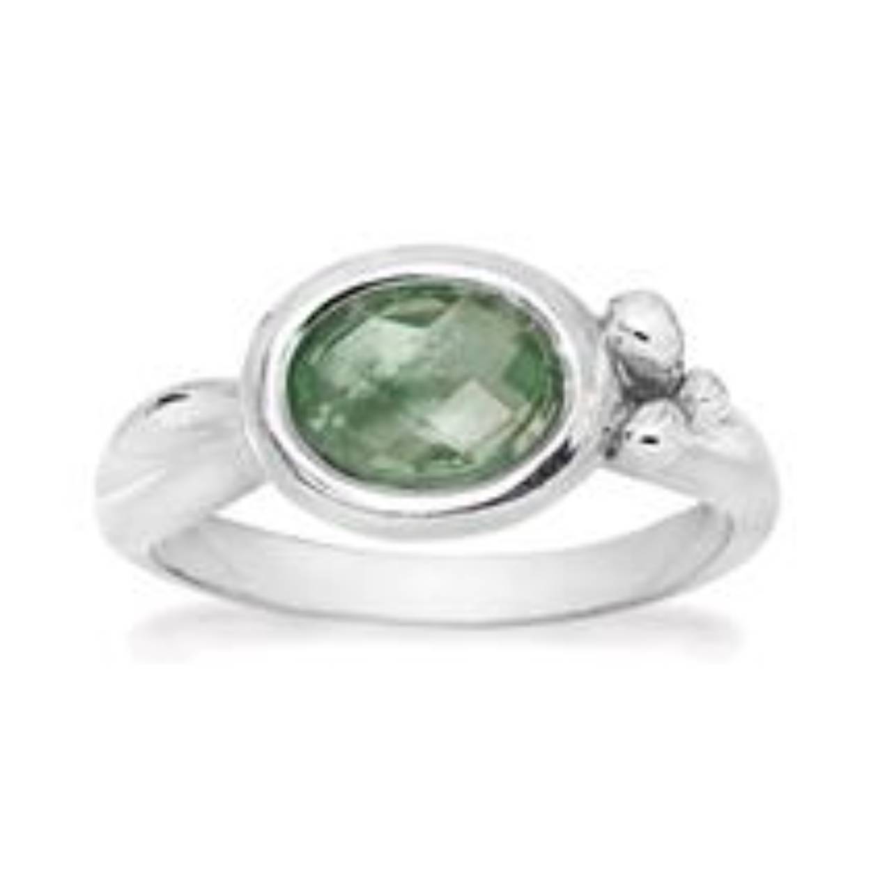 Deze sterling zilveren ring bevat een groene kwarts van 8 x 6 mm. De ringband heeft een mooi klein bloemetje.