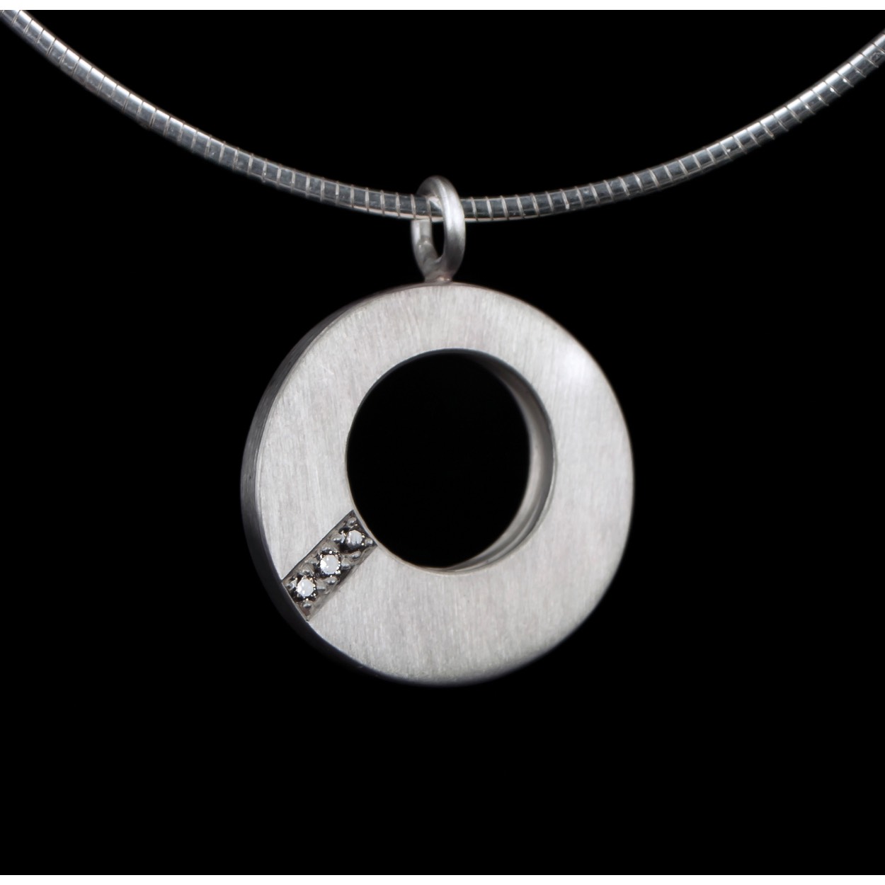AsHanger rond zirkonia’s 