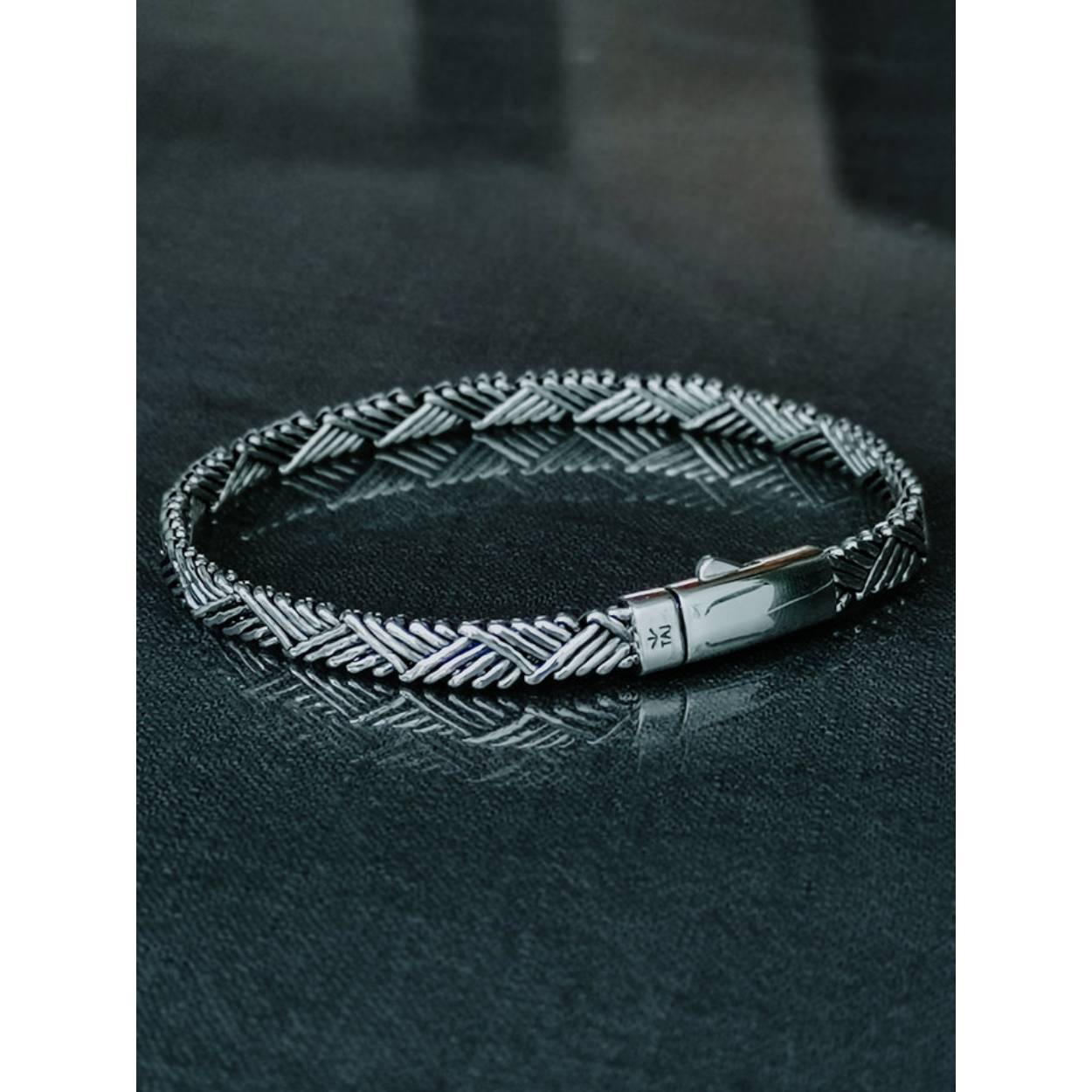 Armband met gevlochten schakels