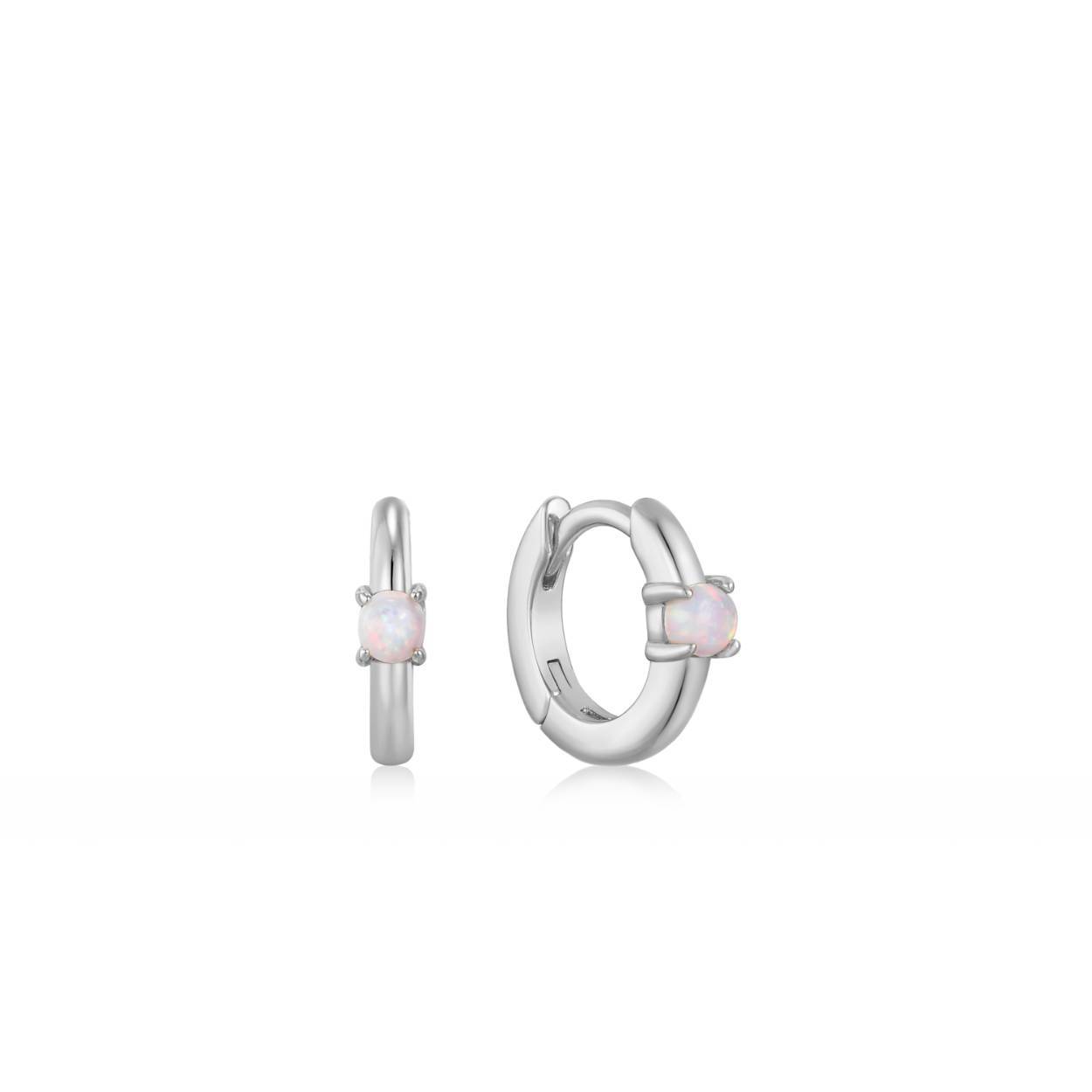 Met deze Opal Cabochon Huggie Hoop Earrings steel jij komend seizoen de show! De oorringen zijn gezet met een prachtige opaal. Dit is een beschermende en activerende steen. Mix and match deze oorringen met andere sieraden uit de collectie voor een complete look.