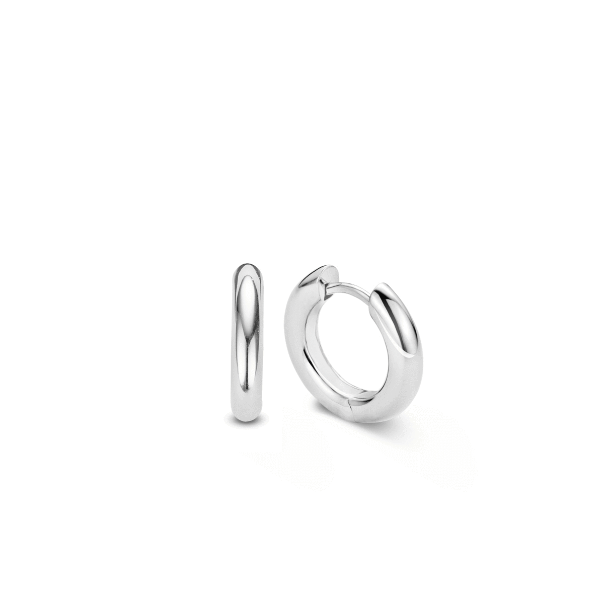 Deze basic TI SENTO - Milano oorbellen hebben een doorsnede van 18 mm en zijn gemaakt van gerhodineerd sterling zilver. De oorbellen zijn afgewerkt met een rhodiumlaag, die het sieraad van extra glans voorziet en beschermt tegen slijtage. De oorbellen kunnen zowel solo worden gedragen als samen met oorbedels. Vanwege de grootte van de oorbellen is het goed om deze te combineren met wat bredere oorbedels, zodat deze niet wegvallen in het geheel.