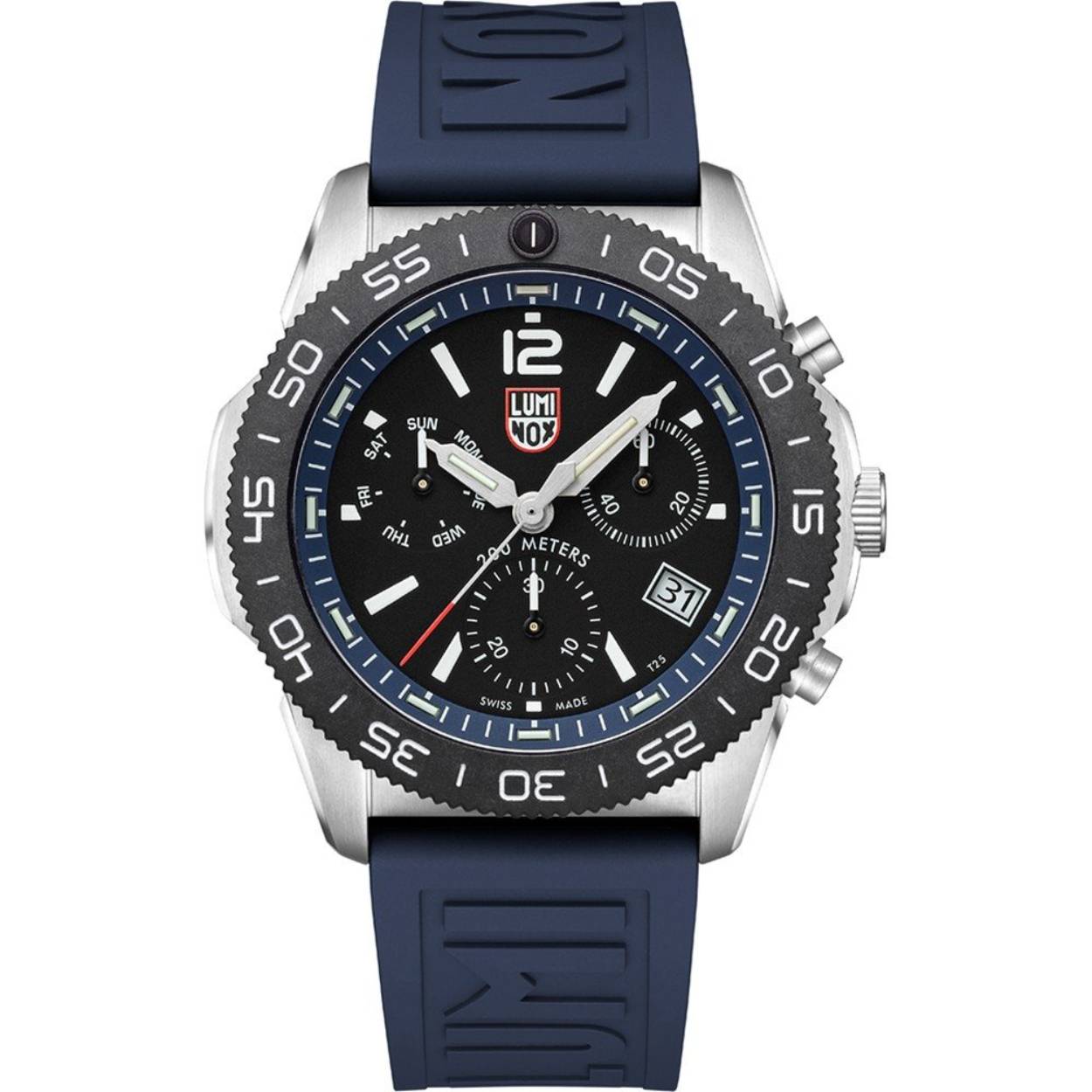 Dit Luminox horloge behoort tot de Pacific diver collectie.
Referentienummer: XS.3143

De Pacific Coast wordt gezien als de plek waar sportduiken echt tot bloei kwam. Het was hier dat Luminox werd opgericht in het kleine stadje San Rafael, Californië. Luminox en de Pacific zijn onlosmakelijk met elkaar verbonden. In 1989 werd Luminox opgericht met het specifieke doel om de sterkste horloges op aarde te ontwerpen, te ontwikkelen en te fabriceren voor de sterkste mensen op aarde. Denk hierbij aan Navy SEALs, militairen, wetshandhavers, hulpverleners, avonturiers en mensen die van het buitenleven houden.
Alleen de naam, de Pacific, roept al beelden op van zonovergoten stranden, palmbomen, geweldige dagen en nog grotere nachten, en avontuur. De Stille Oceaan strekt zich uit van de Malibu-stranden tot Hawaii, Fiji, Japan, Australië, Costa Rica en Peru. Het is de grootste en diepste oceaan ter wereld en een speeltuin voor mensen die van het buitenleven houden.

De Pacific Diver Chronograph 3140-serie is een robuust horloge dat is uitgerust met een roestvrijstalen kast en een CARBONOX™ unidirectionele ring, een essentieel instrument voor elke duiker. Tijdmeting is net zo belangrijk als zuurstof tijdens het duiken en daarom is Luminox's nieuwe Pacific Diver Chronograph 3140-serie een cruciaal hulpmiddel geworden om de veiligheid te waarborgen tijdens het duiken. De nieuwe Pacific Diver Chrono is een prachtige toevoeging aan de Chronograph-serie. Gedefinieerd door een roestvrijstalen kast, CARBONOX™, unidirectionele ring, een essentieel instrument voor elke duiker, en een groene rubberen band die op maat kan worden geknipt - wat zorgt voor een eenvoudige en perfecte pasvorm.