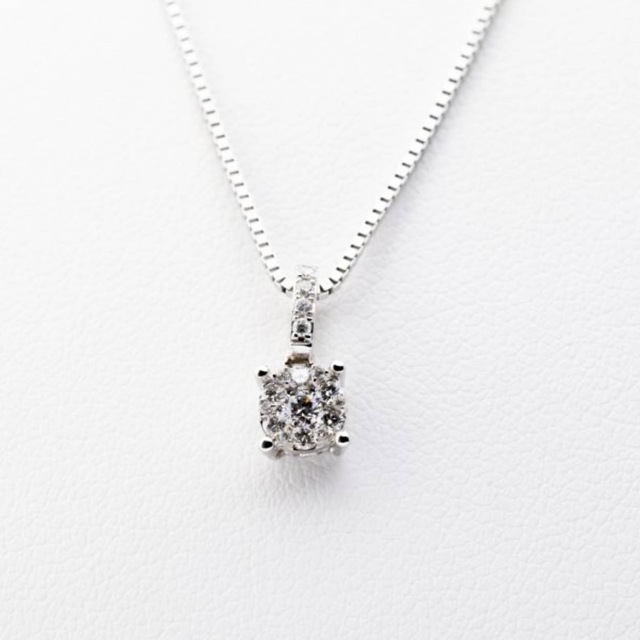 14 karaat witgouden rozet fantasie hangertje met 17 diamantjes – briljant geslepen – in ” pressure ” chaton gezet van in totaal 0.18 crt. GK2192