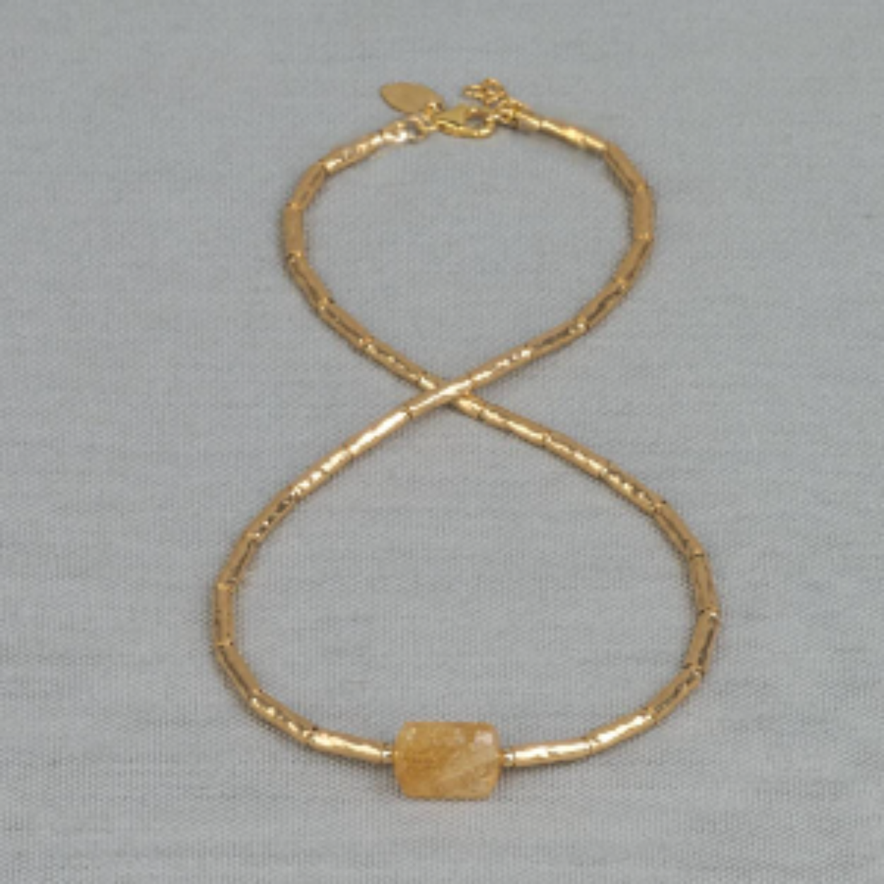 Collier Limited Edition gemaakt van Goldfilled buisjes in combinatie met de edelsteen Citrien. Citrien is een zonnige en verwarmende steen. Het versterkt je zelfvertrouwen en geeft energie, levensvreugde en moed. Lees alles over dez edelsteen via onderstaande button!
Combineer met andere sieraden van Jéh Jewels.