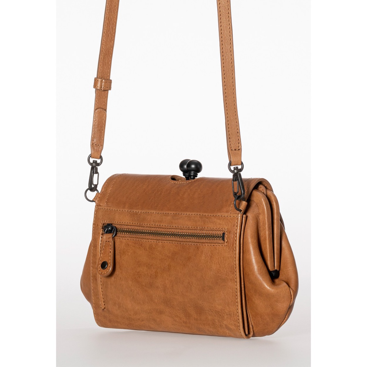 3-in-1 Tas | Clutch | Grote Portemonnee – RFID-bescherming

Ontdek de perfecte combinatie van stijl, functionaliteit en veiligheid met deze 3-in-1 tas, clutch en grote portemonnee. Deze veelzijdige tas is ideaal voor dagelijks gebruik, een avondje uit of op reis. Dankzij het slimme ontwerp gebruik je hem moeiteloos als handtas, schoudertas of portemonnee.
Kenmerken:
Hoofdvak met beugelsluiting voor een klassieke uitstraling
Twee extra vakken onder de overslag voor optimale organisatie
Ritsvak aan de achterzijde voor veilige opslag van je waardevolle spullen
Groot insteekvak voor snelle toegang
Drie handige vakjes voor pasjes of creditcards
Handig koord voor sleutels, zodat je ze nooit meer kwijt bent
Afneembare en verstelbare schouderriem – draag hem zoals jij wilt
Voorzien van RFID-folie om digitale diefstal van gegevens te voorkomen
Afmetingen:
Hoogte: 22 cm × Breedte: 13 cm × Diepte: 4 cm
Waarom kiezen voor deze 3-in-1 tas?
Deze tas combineert de elegantie van een clutch met de praktische indeling van een portemonnee en het gemak van een crossbody tas. Perfect voor vrouwen die houden van stijl, overzicht en veiligheid in één accessoire.
Zoekwoorden (SEO):
3-in-1 tas, clutch dames, grote portemonnee met schouderriem, RFID portemonnee, beugeltas dames, kleine handtas met overslag, multifunctionele dames tas, veilige portemonnee tegen skimmen.