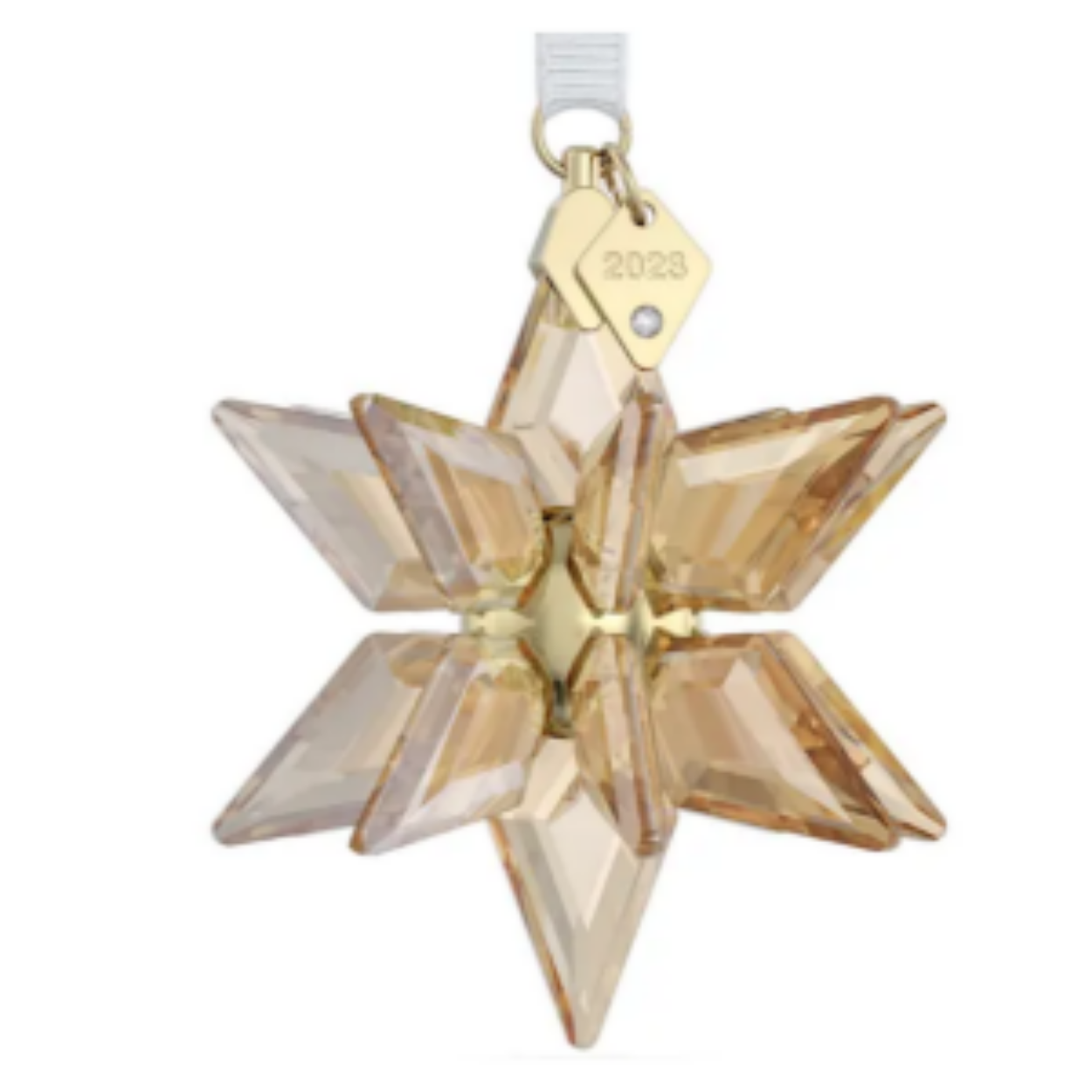 Geef uw interieur een warm en magisch accent met het nieuwe Annual Edition Ornament Festive 2023. Het wonderschone sterontwerp met 340 schitterende facetten heeft voor het eerst een goudkleurige afwerking en komt tot leven door de onmiskenbare savoir-faire en vakkundige precisie van Swarovski. Het ornament hangt aan een stevig wit lint en bevat champagnegoudkleurige accenten die zorgen voor een schittering en een plaatje dat is gegraveerd met '2023' als aandenken aan het jaar. Ideaal om in uw boom, voor het raam of ergens anders in huis te hangen en uw decoraties voor de feestdagen een schitterend accent te geven.